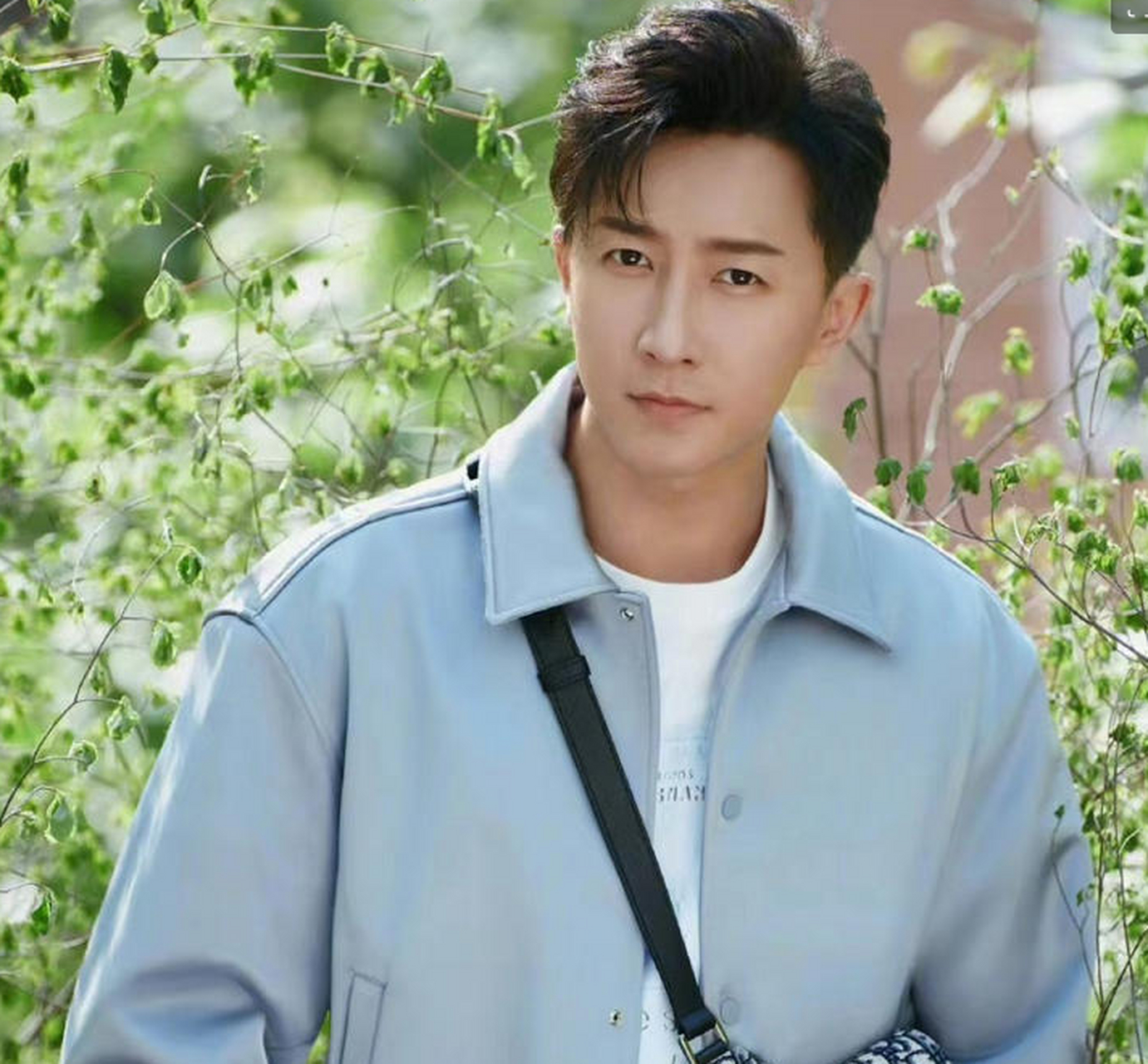 韩庚与友人聚餐撞脸黄磊,升级奶爸身材发福,网友直呼:认不出