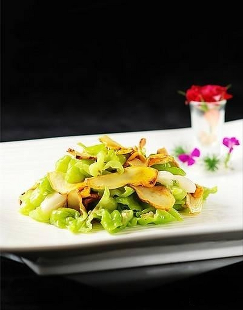 青椒炒牛肝菌 食材: 牛肝菌,青椒 佐料: 美极鲜,盐,姜粒,小量的红椒