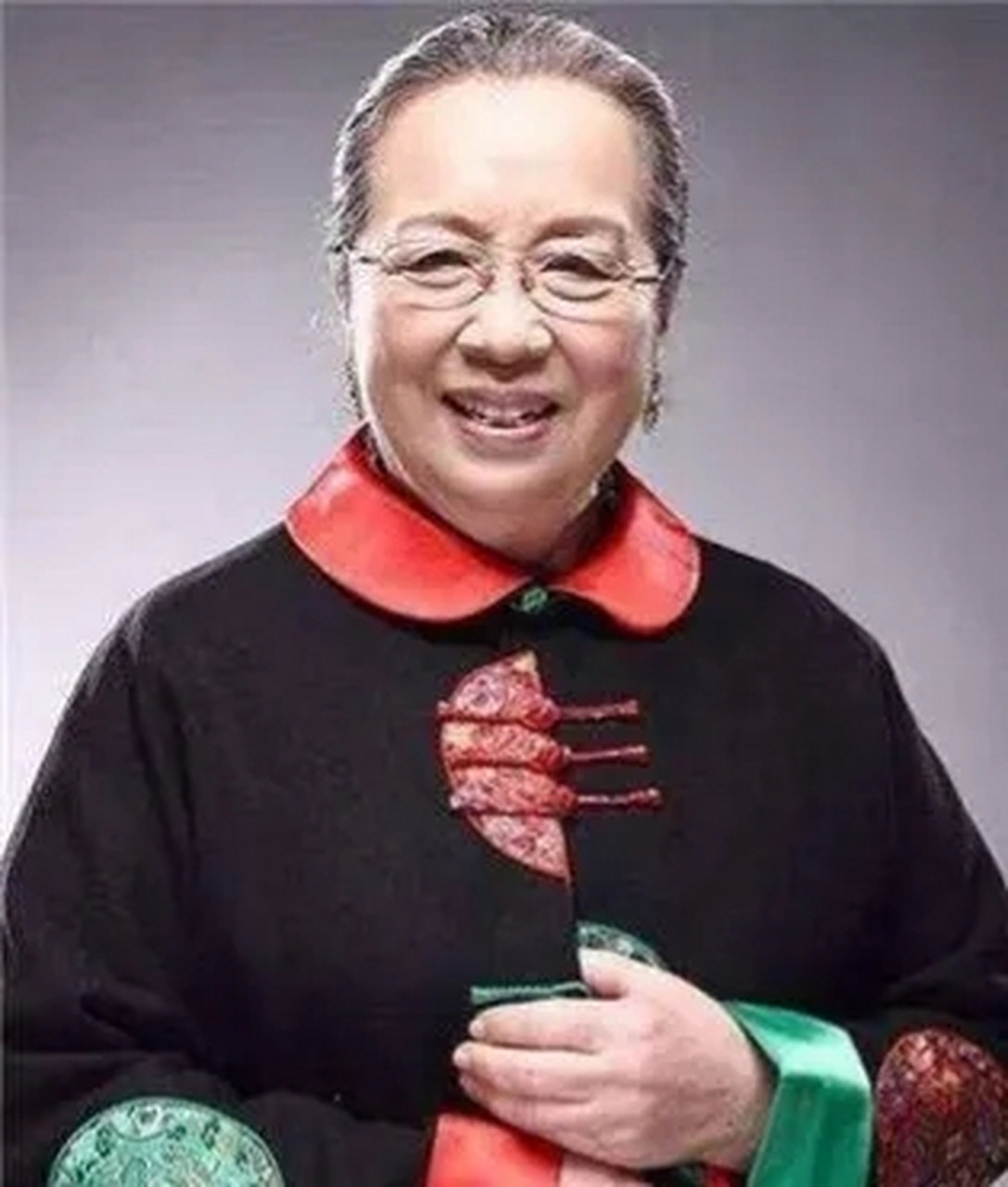 1996年,李明启在《水浒传》中扮演阴险贪婪的王婆.