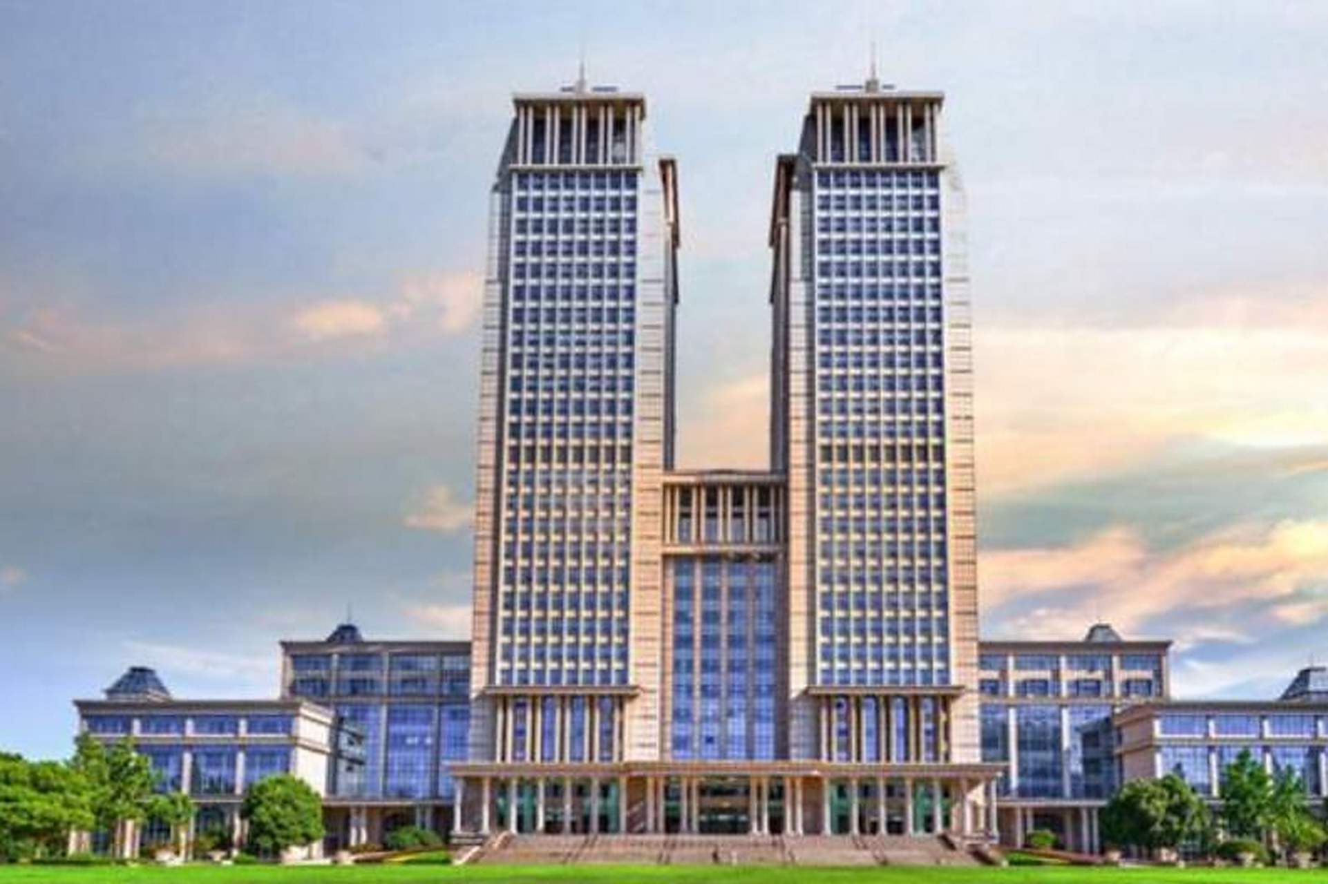 我的大学# @复旦大学 光华楼可以称得上是复旦大学的地标性建筑,并且