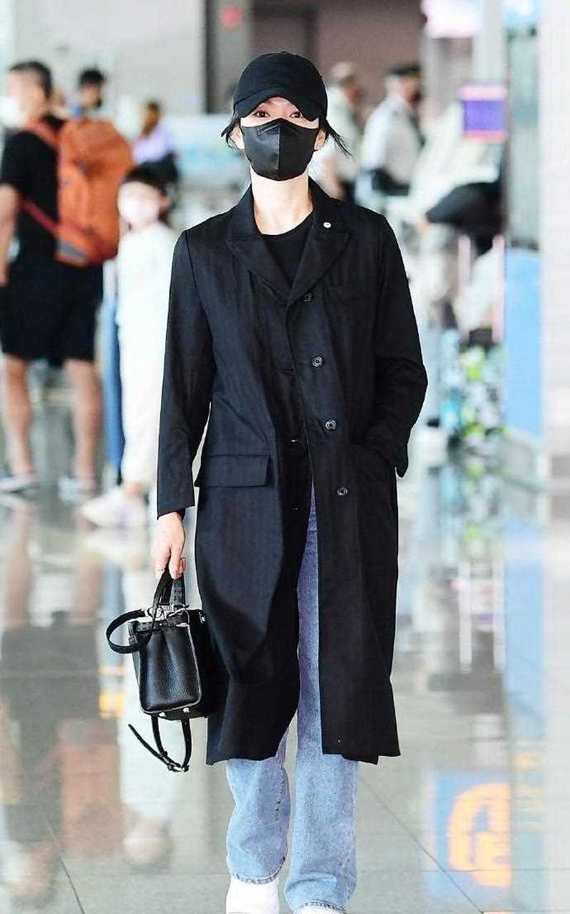 宋慧乔最新机场照曝光,肤白貌美身材好,一身黑色太好看了 近日宋慧乔