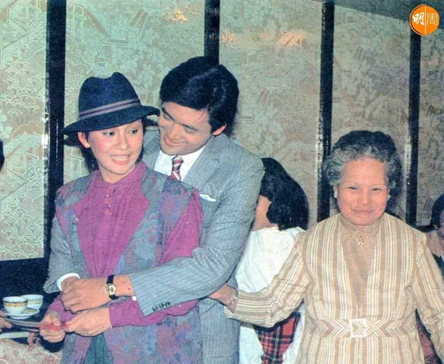 1983年2月13日,周润发和余安安举行婚礼,伴郎团有刘德华,谢贤,郑则仕
