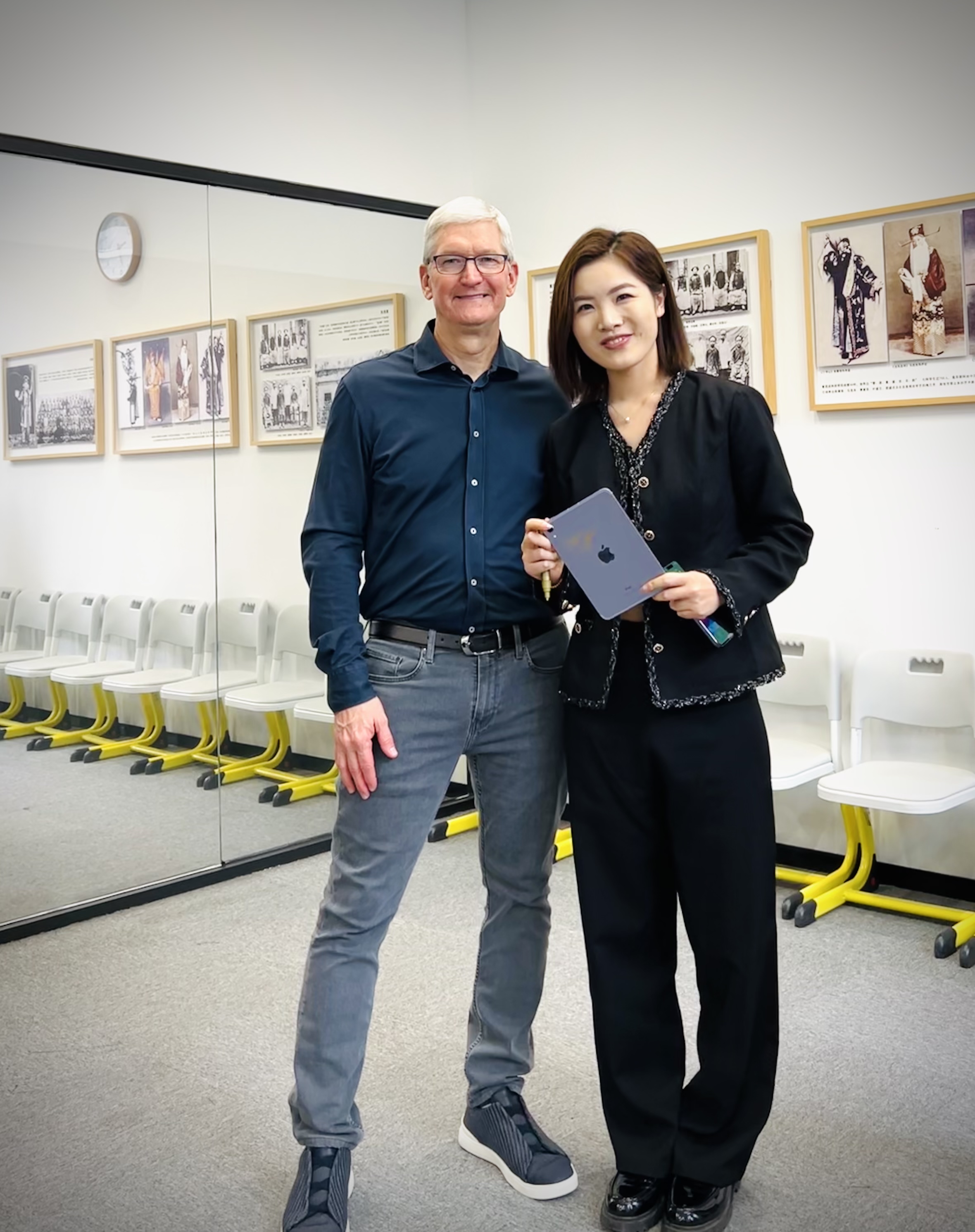 今天eva的科技生活 跟@timcook 一起参观了瑜音社这是由上海京剧院