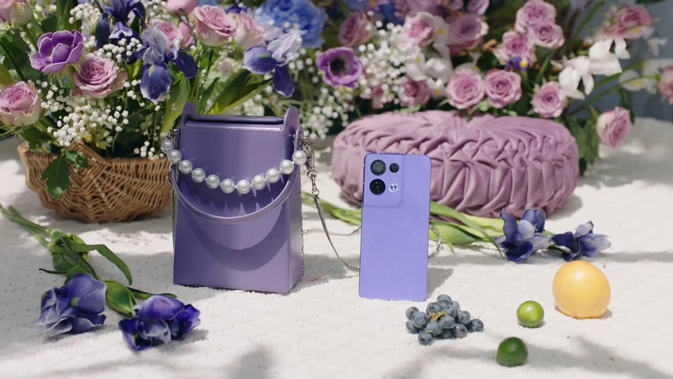 oppo reno8 pro鸢尾紫已经正式开卖了,这个配色是取自紫色的鸢尾花,是