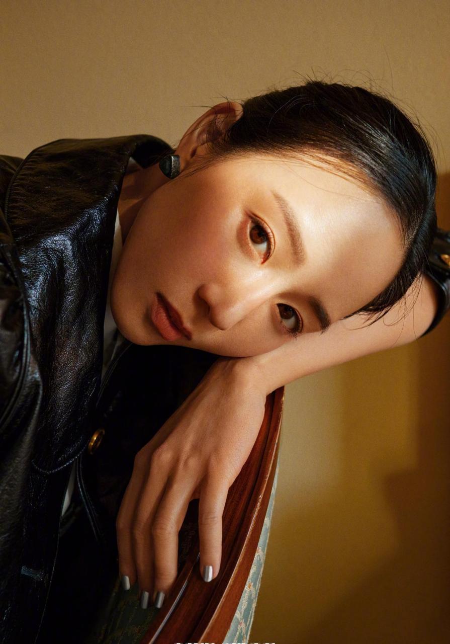 张钧甯复古杂志封面大片 身处复古洋楼中的张钧甯美人如画,冬日暖调