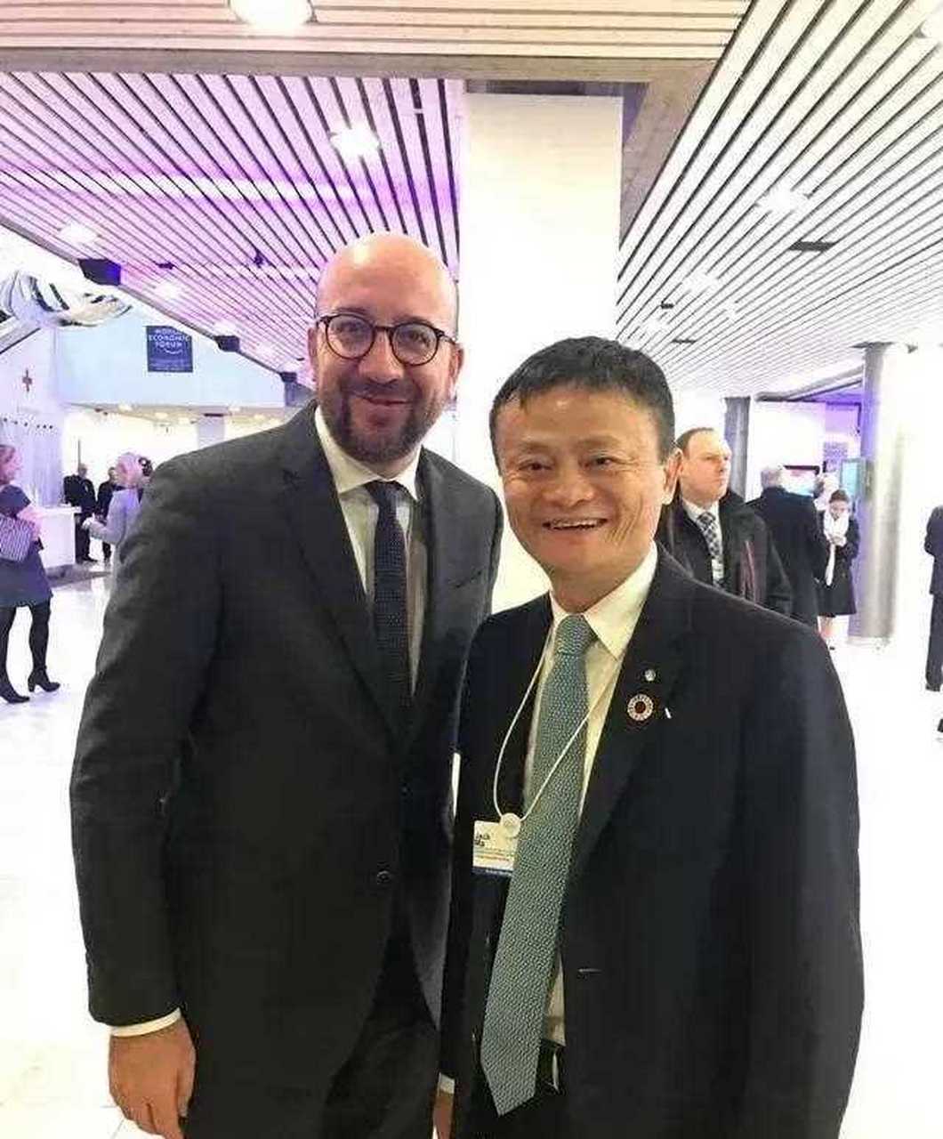 三个商业大佬与外国人合影的对比