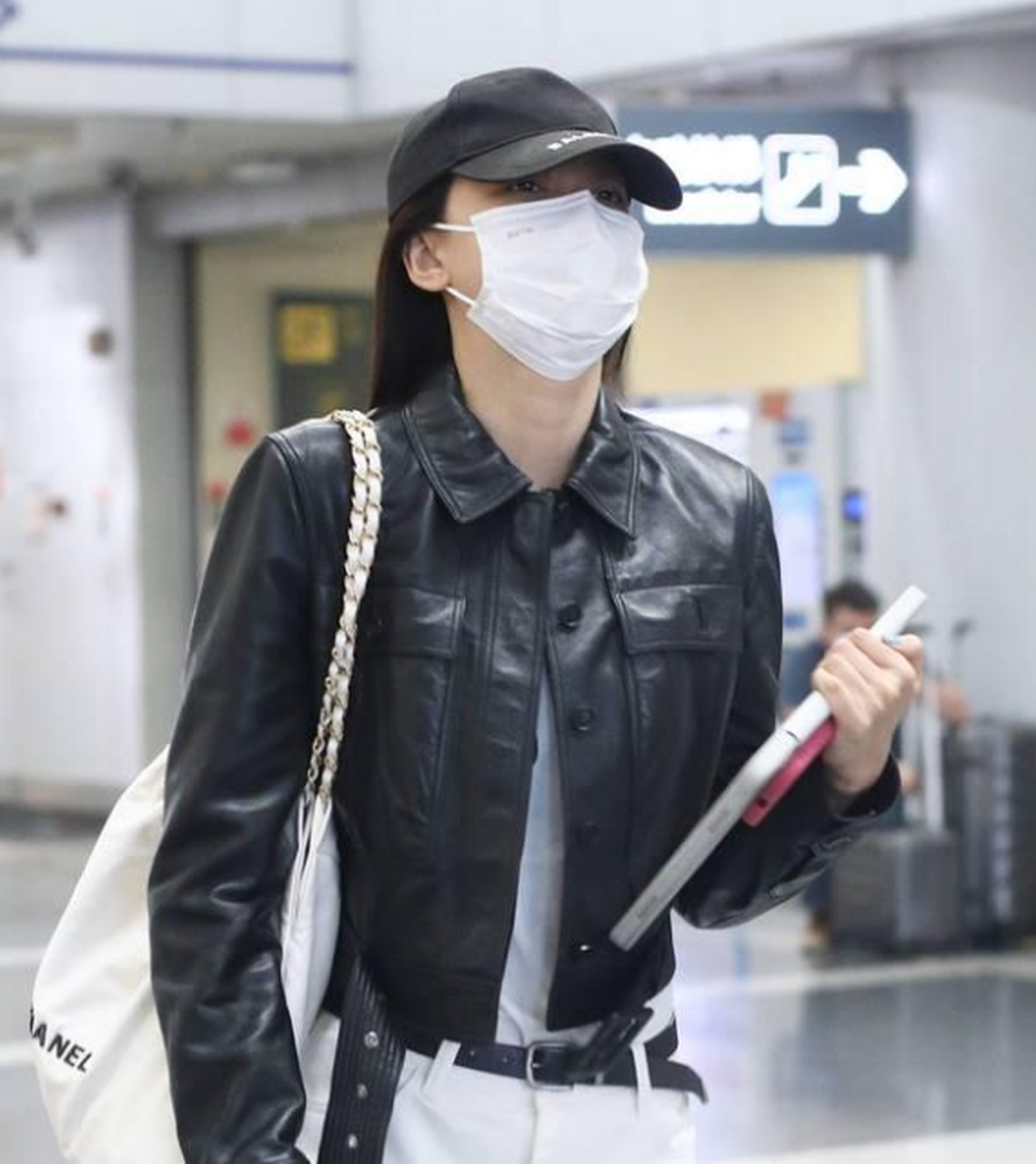 孙怡穿机车皮衣内穿搭白色t恤衫,搭配白色阔腿裤,干练利落,率性满满.