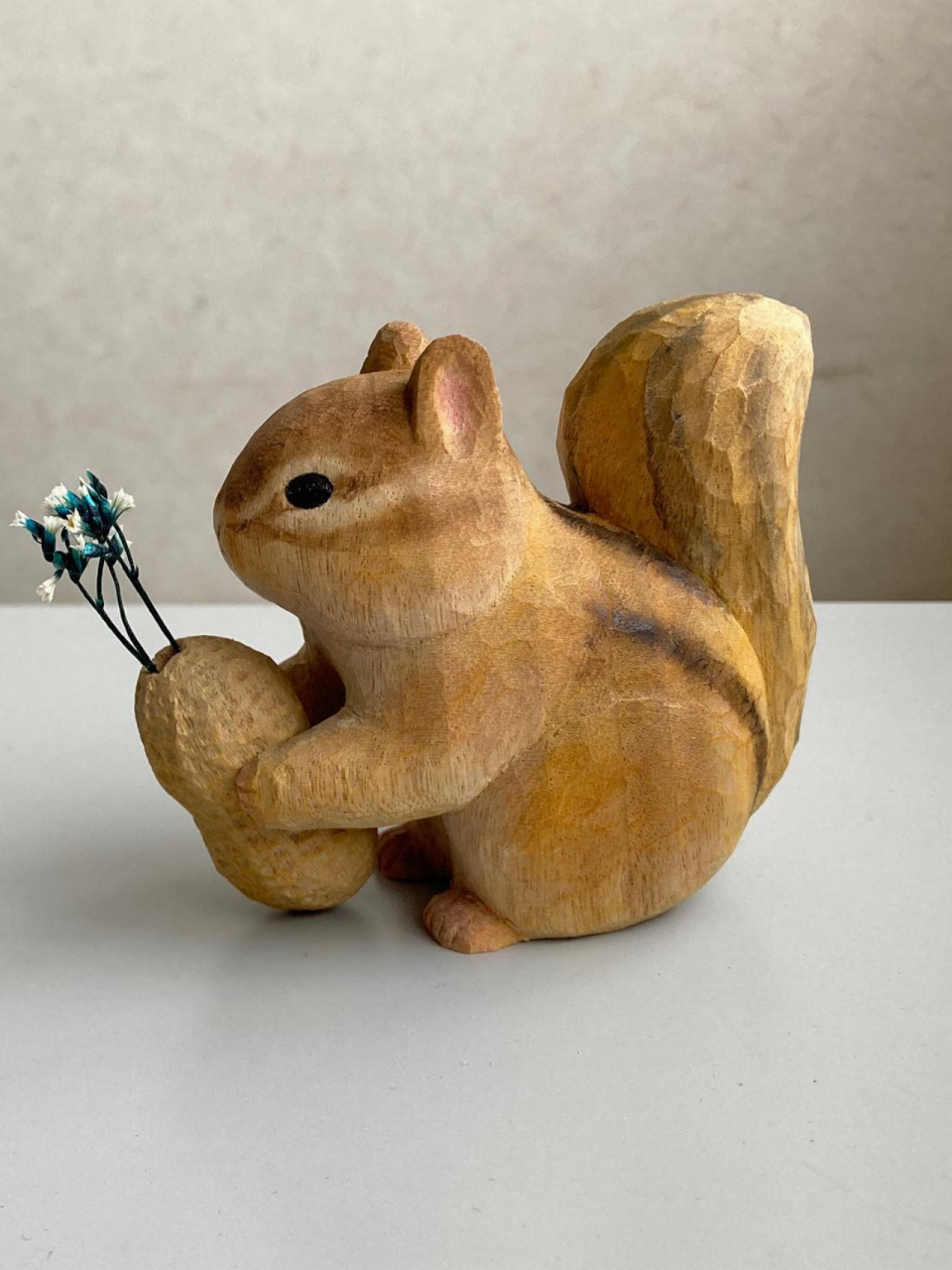木雕分享|松鼠抱花生  可可爱爱的小松鼠