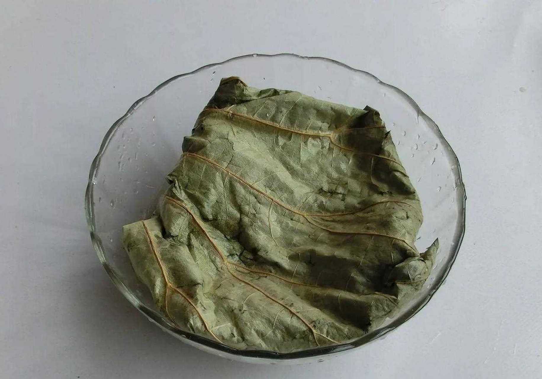 荷叶糯米包饭,是江南流传很广,历史悠久的一种民间美食.