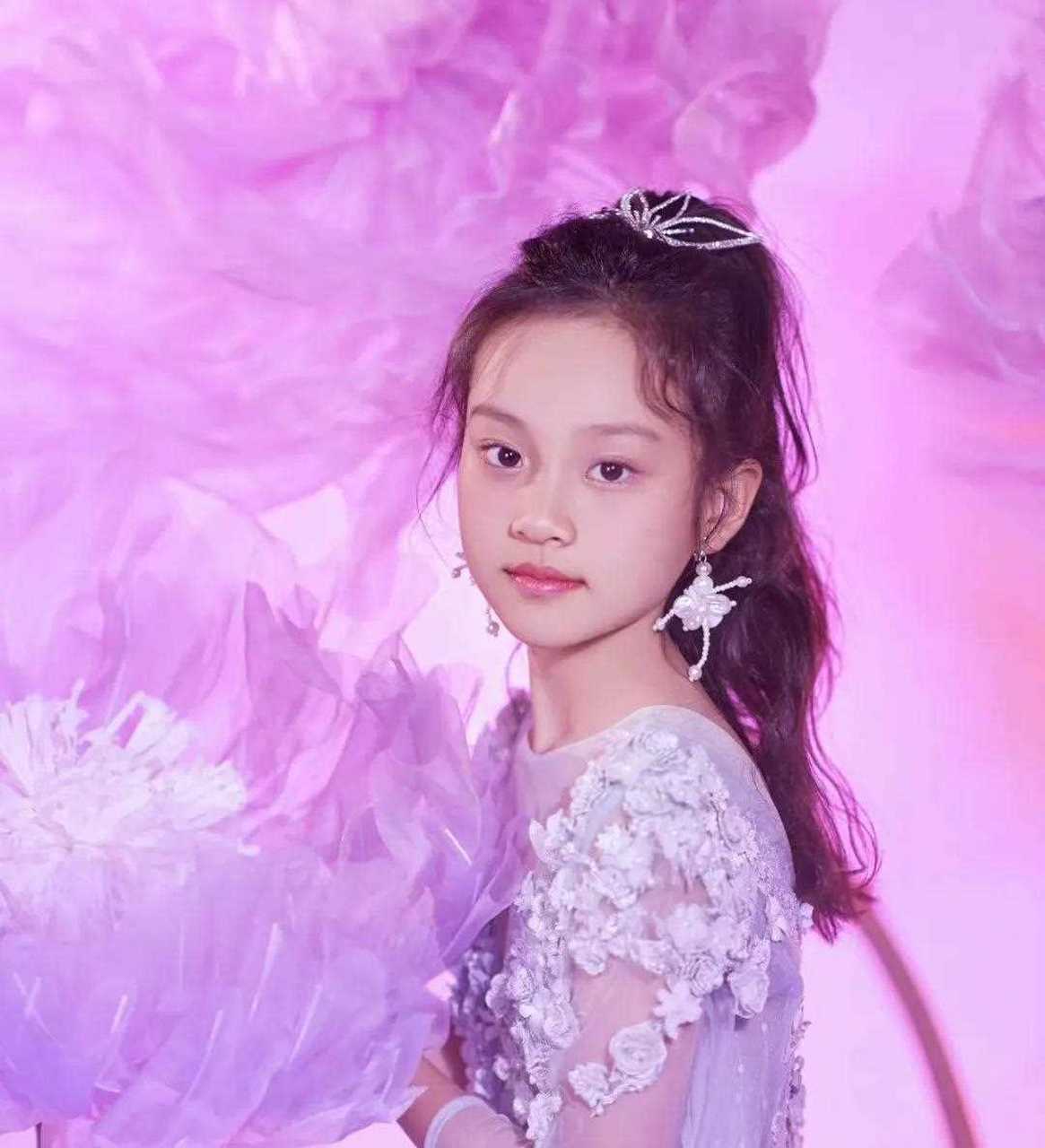 李小璐贾乃亮分别晒甜馨近照,为女儿庆祝10岁生日】10月23日是贾云馨