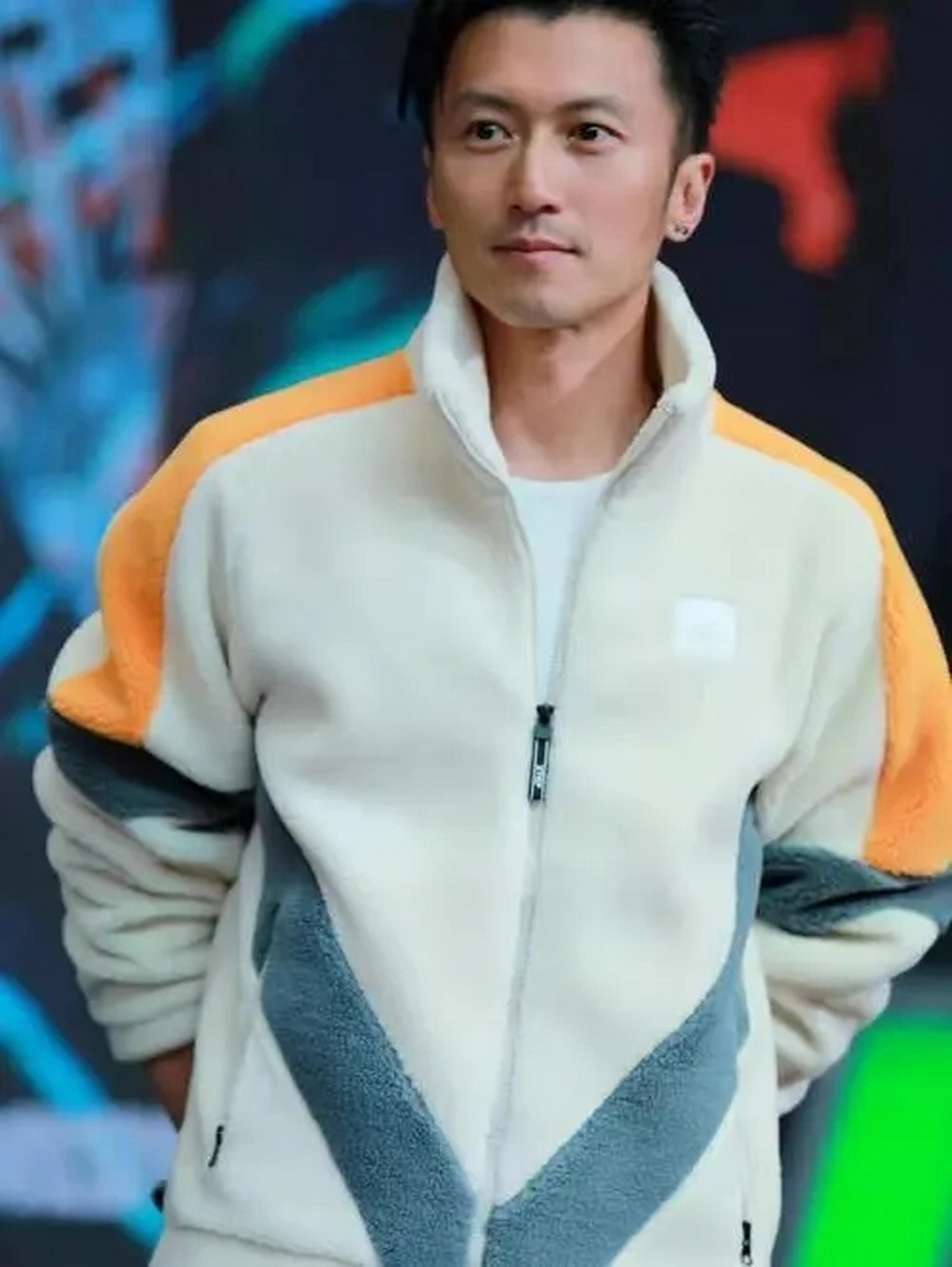 谢霆锋刚出道时,在香港红馆演出.