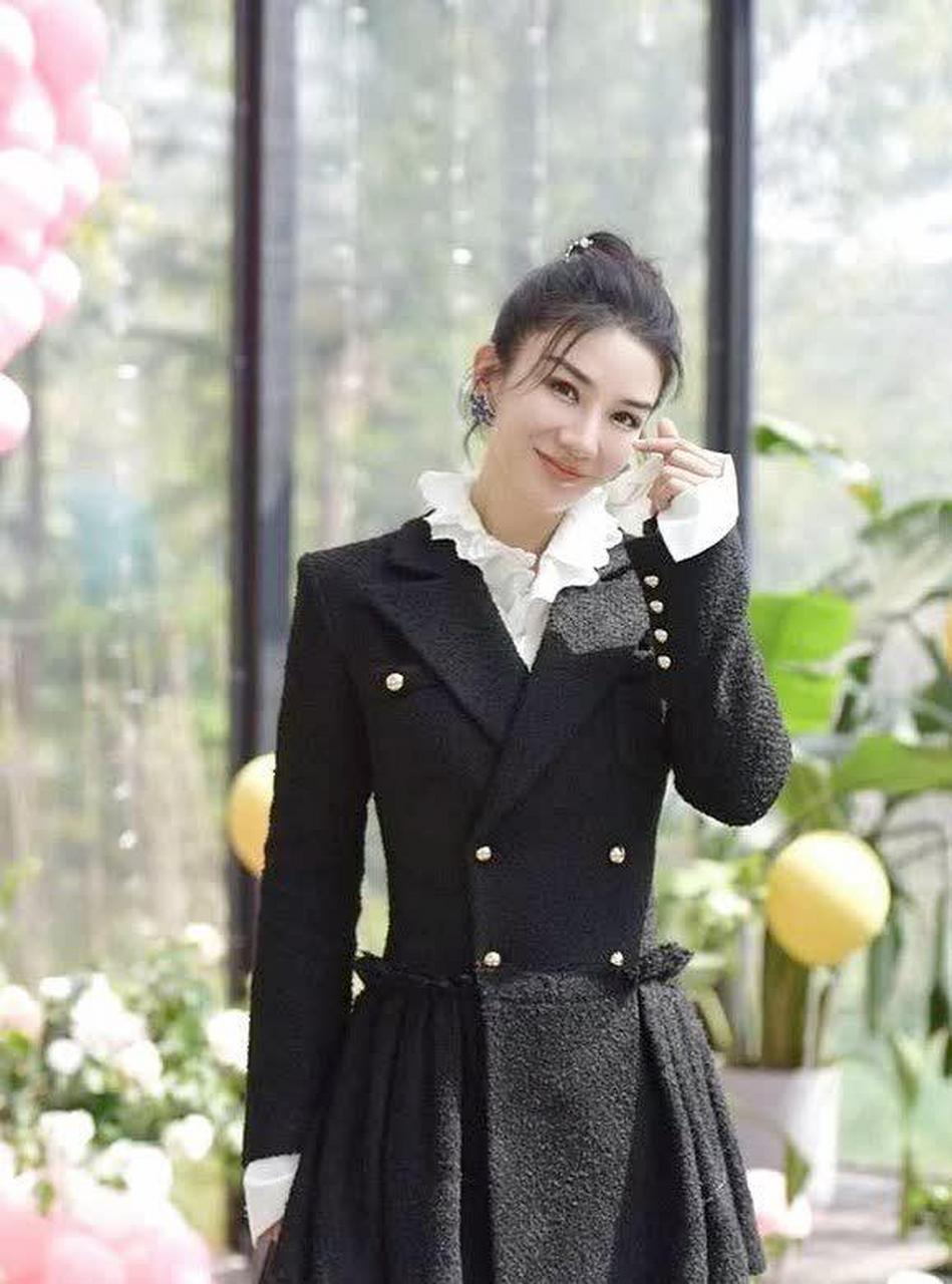 黄奕崔伟甜蜜牵手,身穿黑色西装裙配丸子头,哪像43岁辣妈