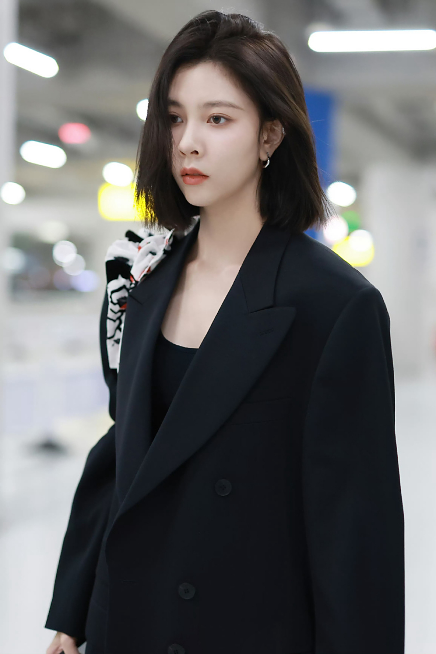 宋妍霏机场穿搭,短发的cc太美了!