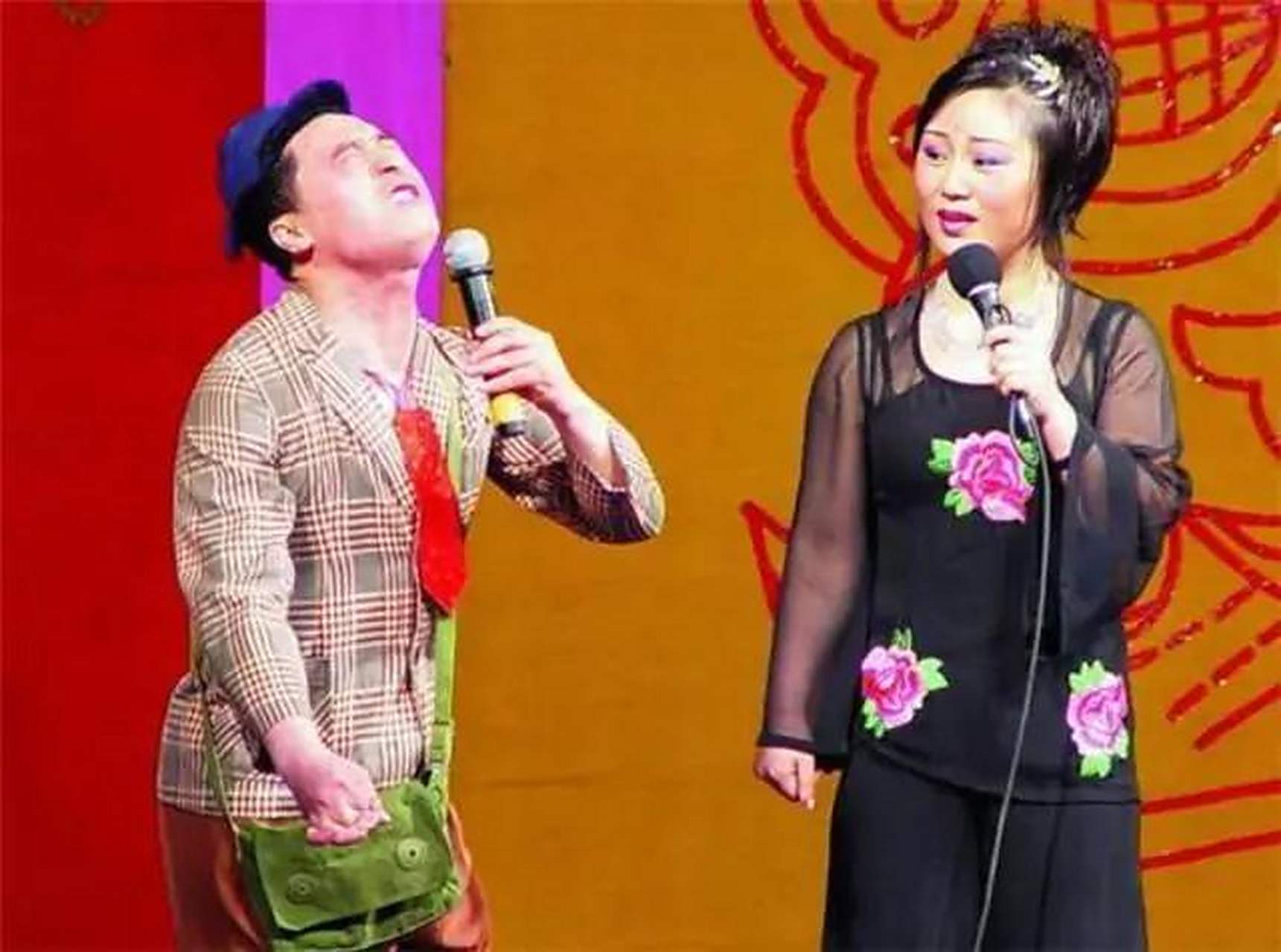 2004年,央视小品比赛现场,张小飞为烘托搞笑气氛,与妻子贺美玲说了几