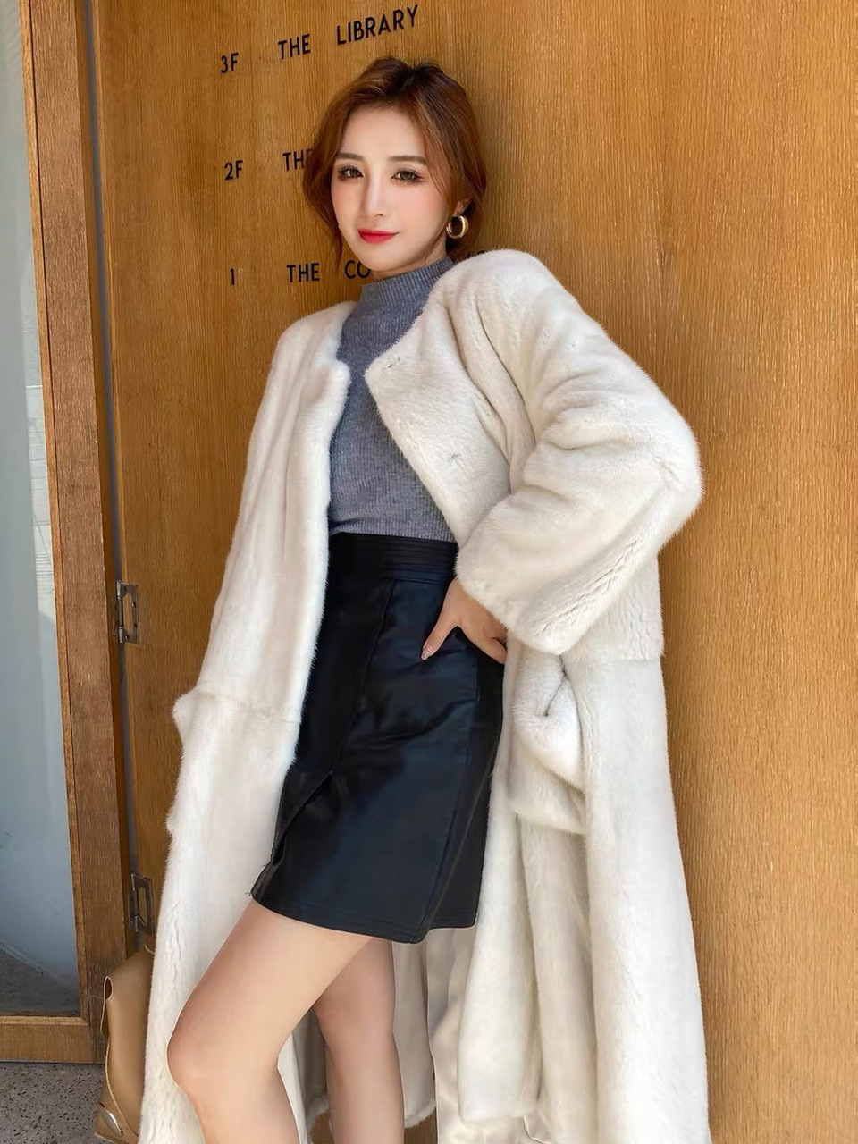 【亨帝诗】皮草知识讲解——貂皮大衣的挑选方法:  貂皮大衣属于皮草