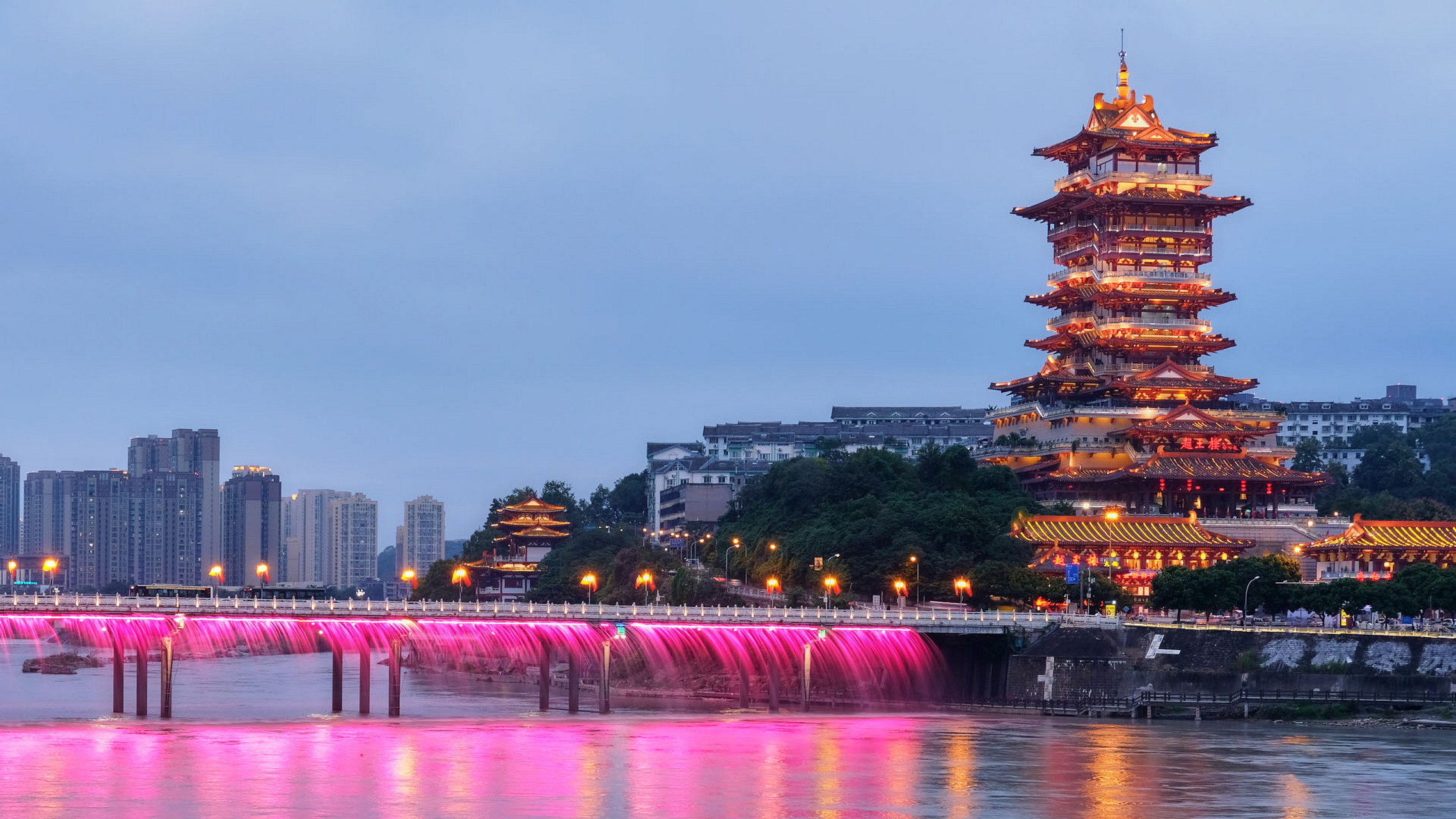 绵阳东方红大桥,位于绵阳市核心区域