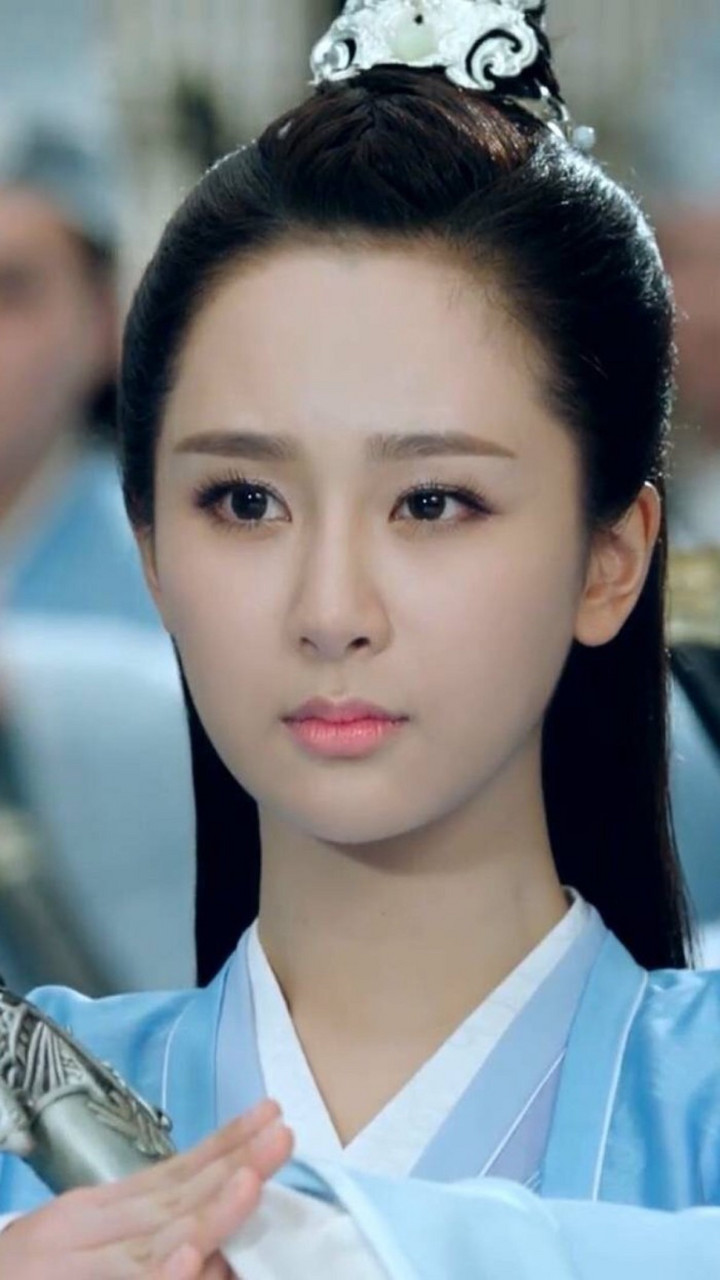 杨紫长得不胖,就是脑门有点大,露出额头颜值一下子就露馅了,少女感全