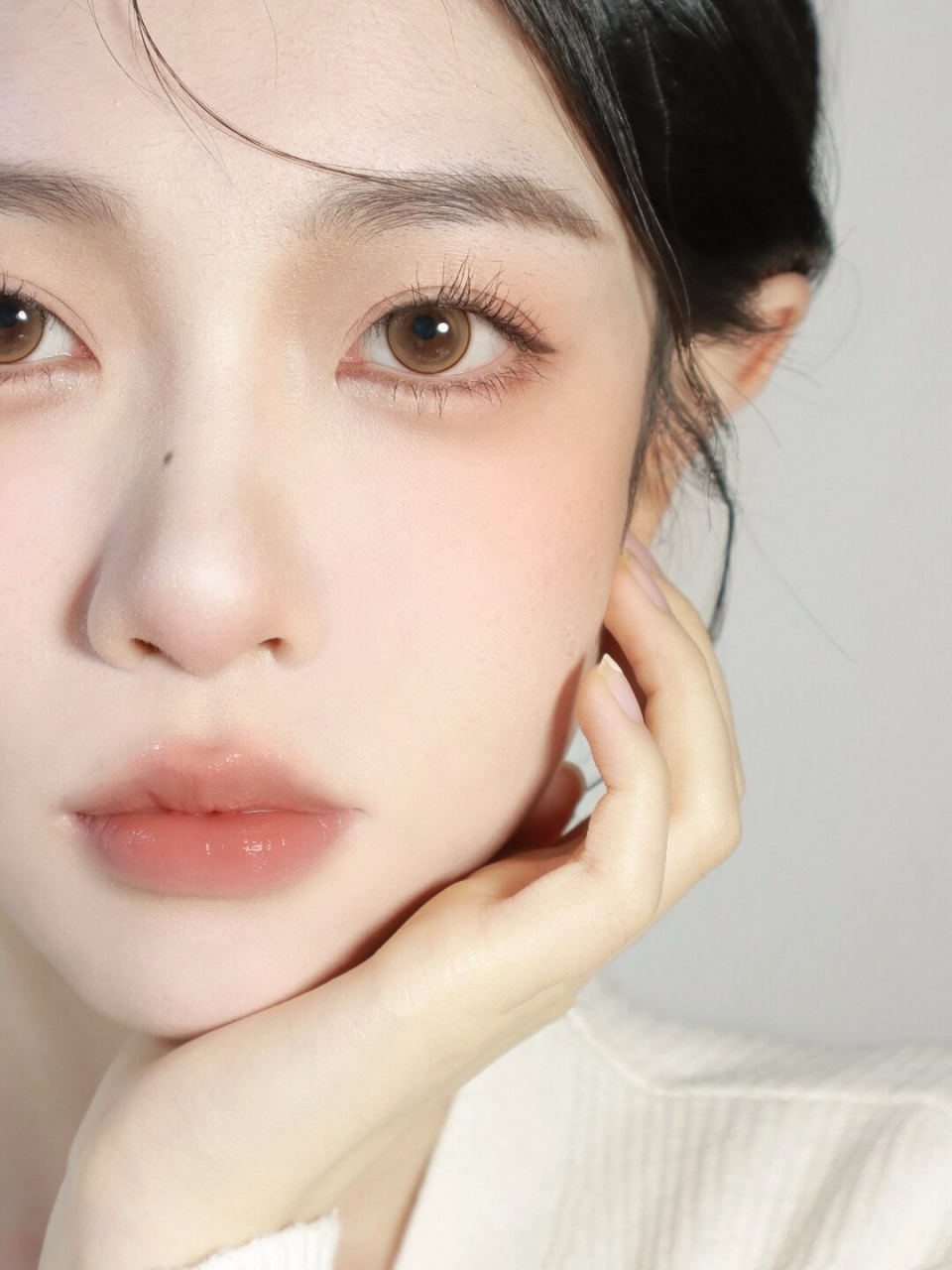 韩系氧气妆  作为一款韩系妆容,我注重的是皮肤的自然光泽和清透感