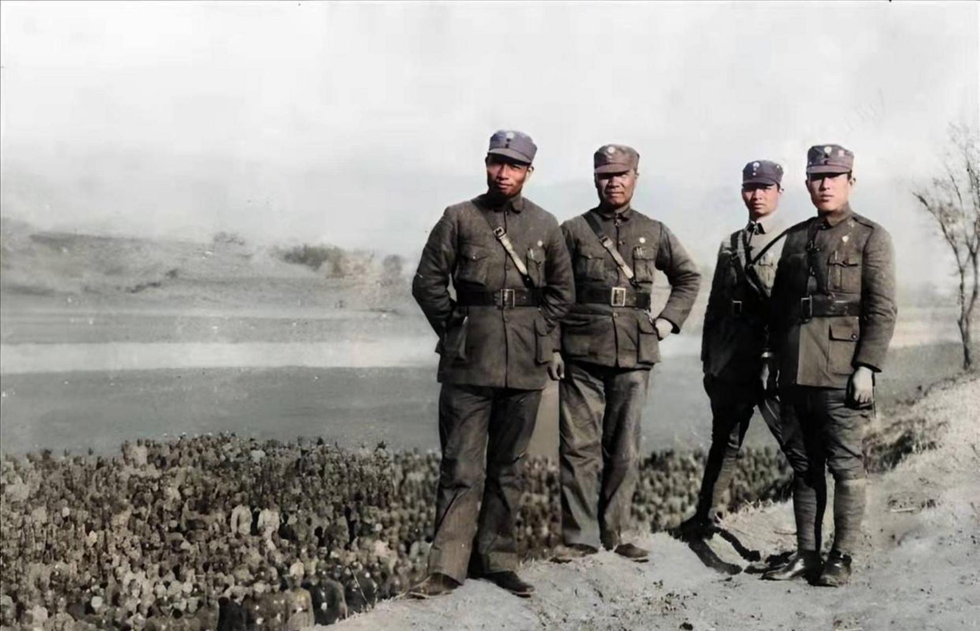 这张照片是1933年长城抗战时期拍摄的,四位中央军第二师的长官正站在