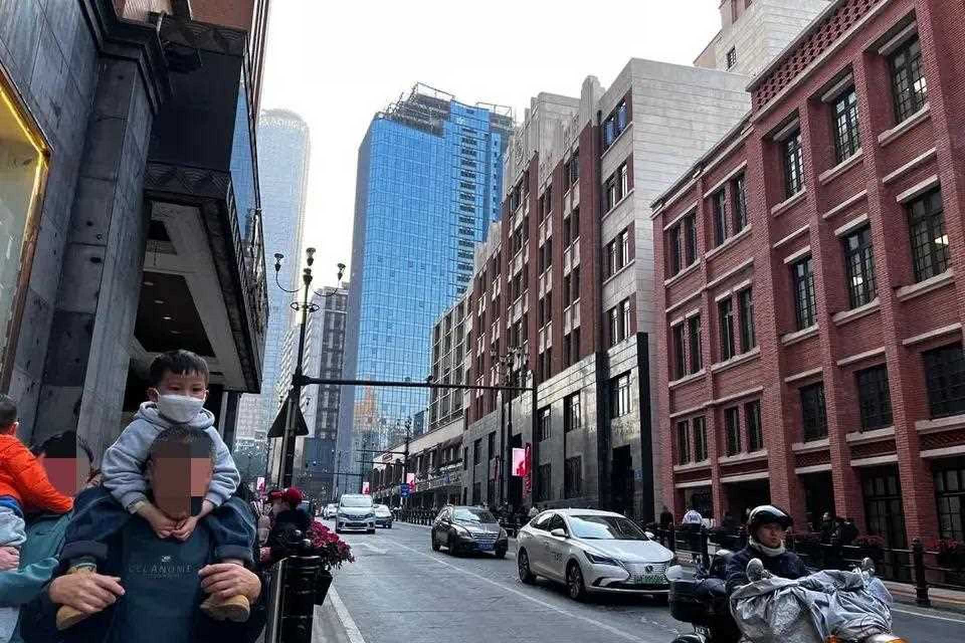 【渝中区新华路:一个小男孩"马马肩"上看繁华的世界】骑"马马肩",是小