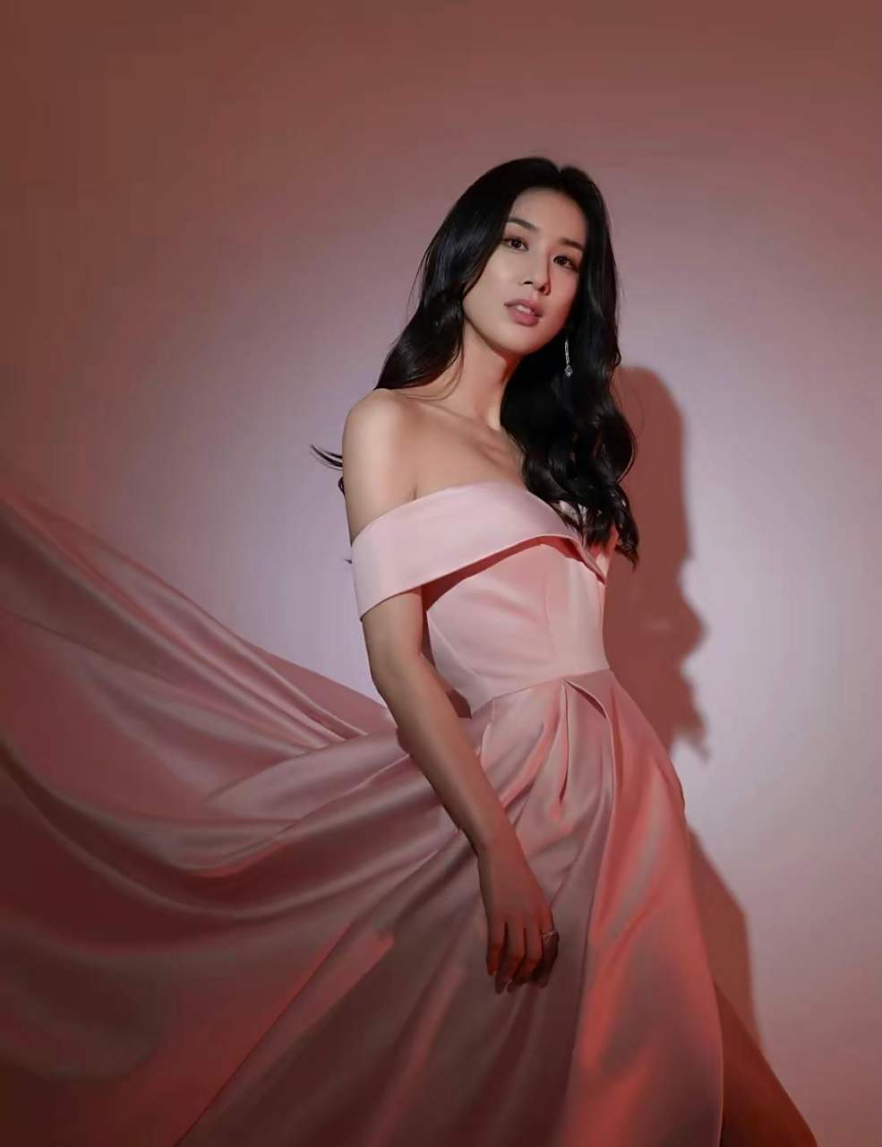 黄圣依写真,高贵优雅,明艳动人.