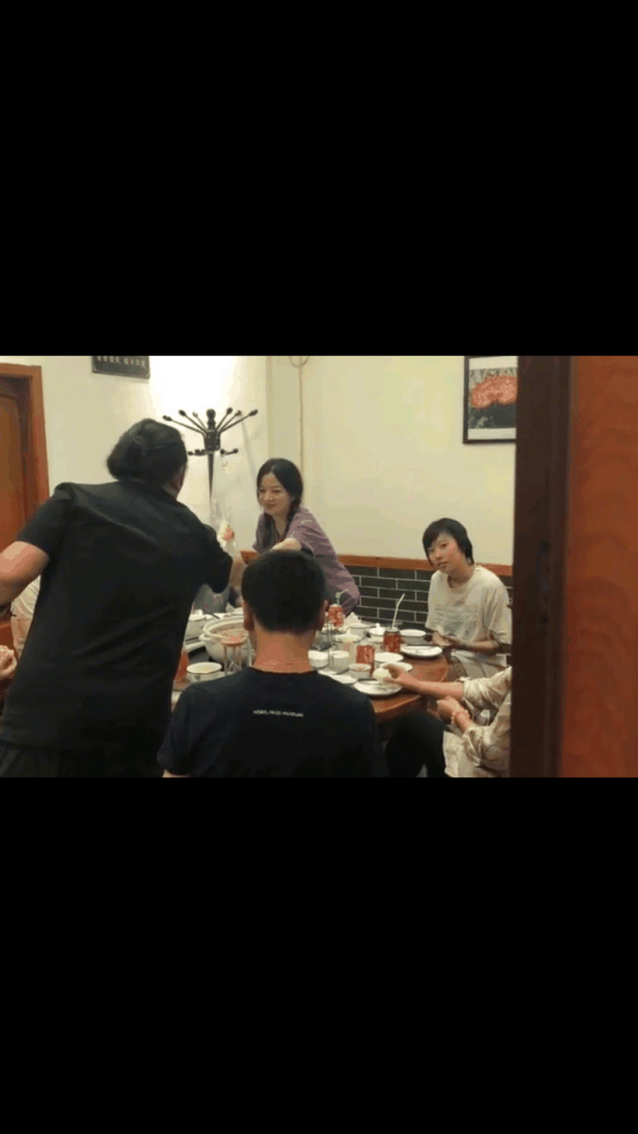 gif创作人# 既网友机场偶遇赵薇,窦靖童一起值机之后,又有网友在廊