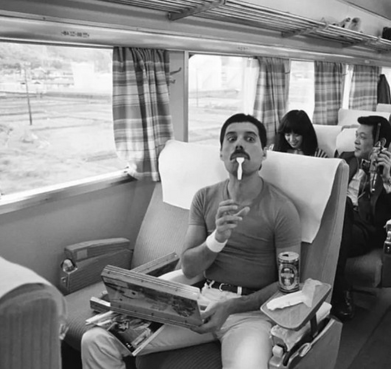 1982年10月,皇后乐队在日本巡演期间,"牙叔"在去往大阪的火车上.