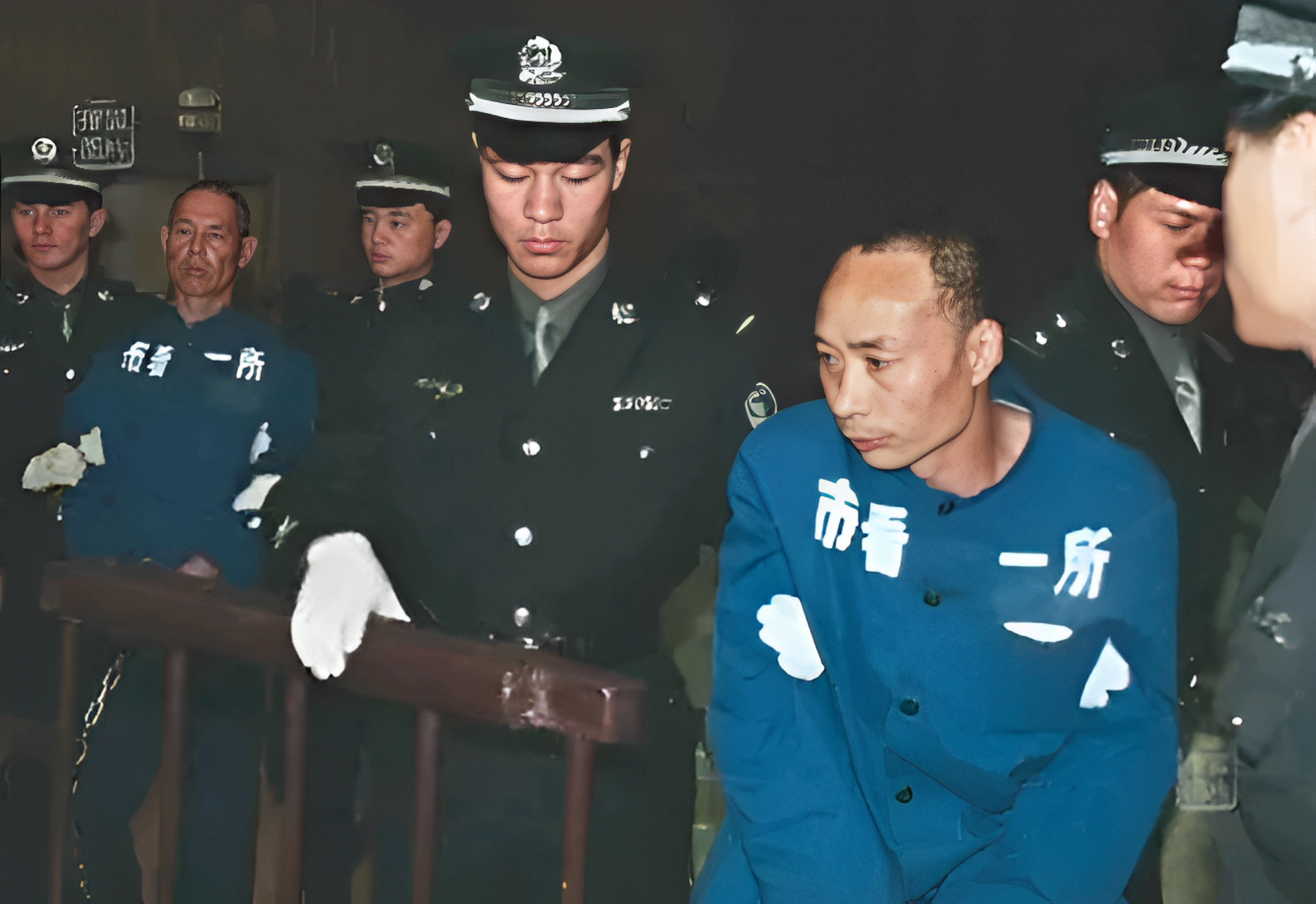 他正被多名法警看守,离开现场准备带往刑场执行死刑!