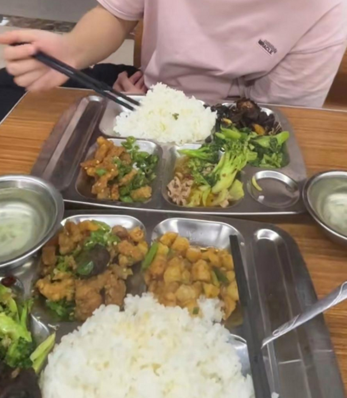 在厂里吃饭,遇到这样的情况,你说继续吃还是不吃?