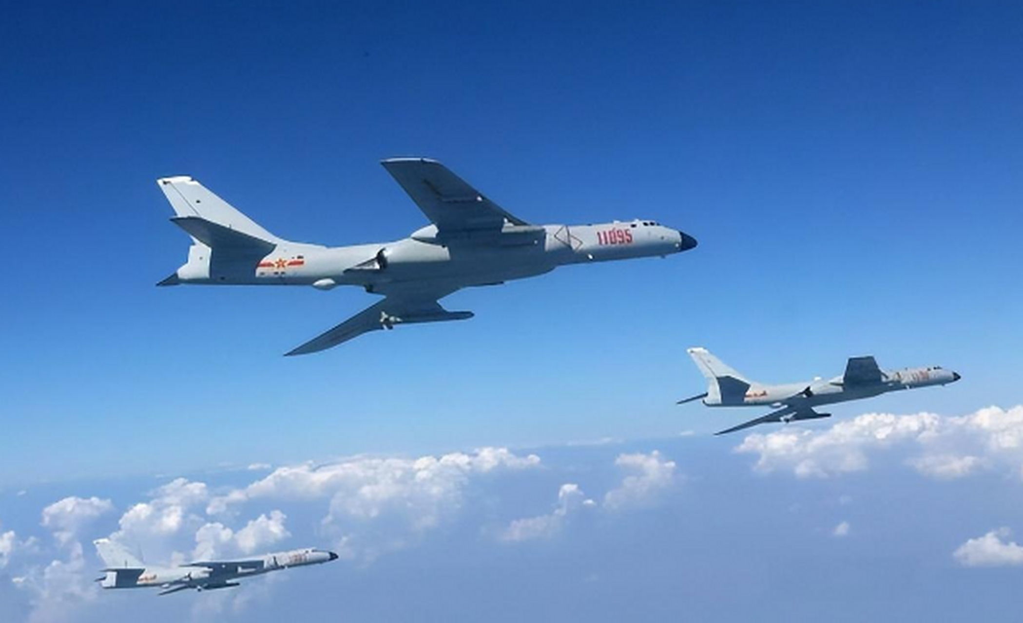 海军编队挺进日本海,轰炸机剑指关岛,美高官承认中国比苏联强大!