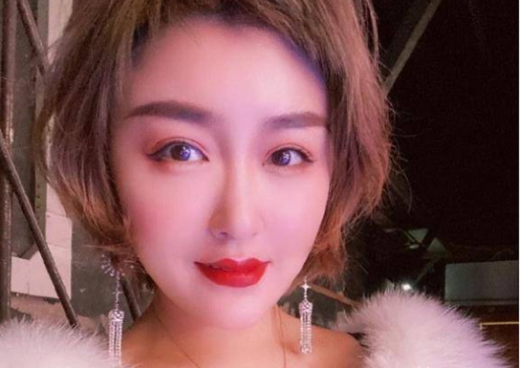 有一次,主持人问赵本山的爱徒张玉娇:"收入多少?