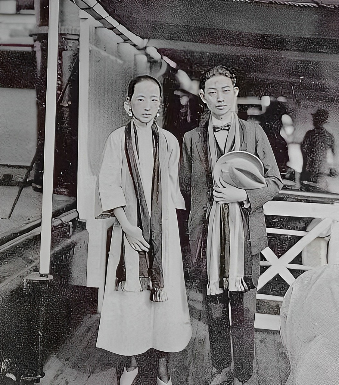 " 原来,梅兰芳曾经是孟小冬的前夫,后来重逢,梅兰芳旧爱旧情复燃,疯狂