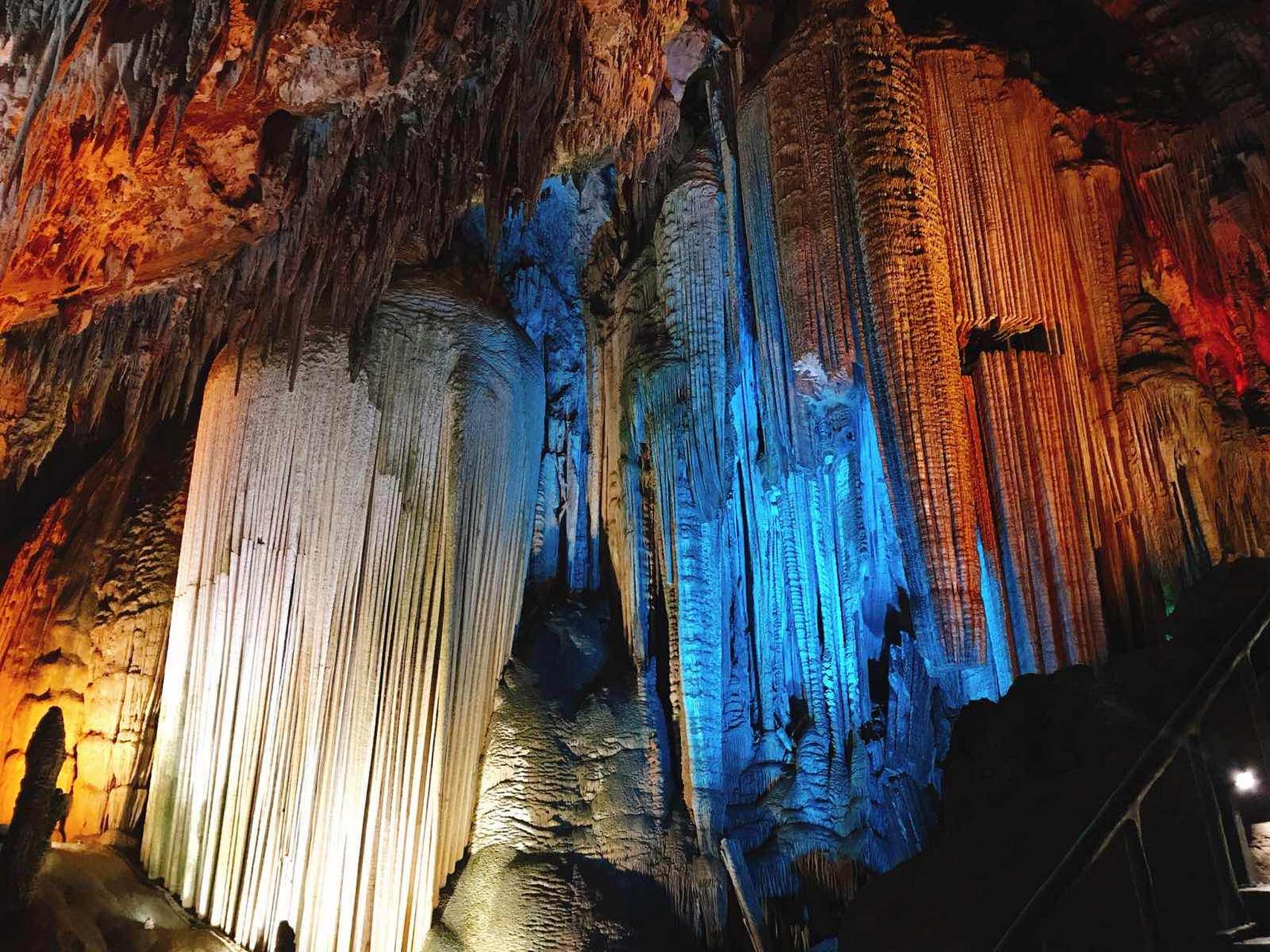 芙蓉洞位于武隆县江口镇的芙蓉江畔,距武隆县城20公里.