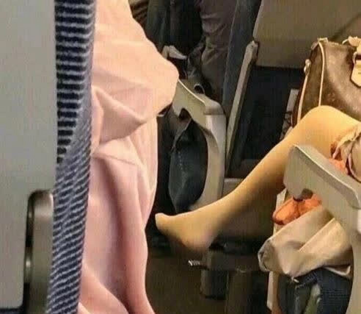对于女生在高铁上脱鞋你怎么看?[开心]