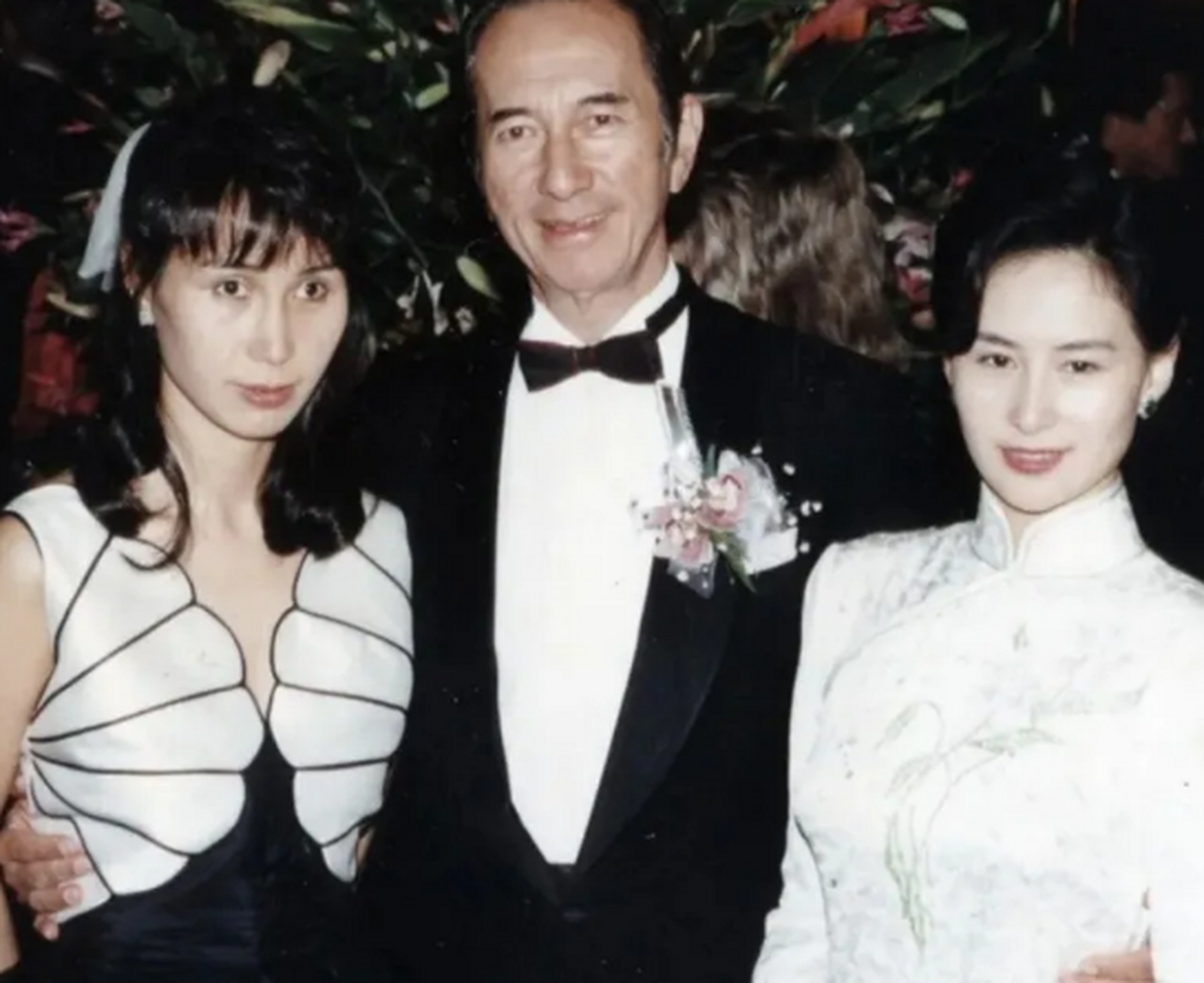 看了何超琼和李嘉欣的合照,才知道何超琼的颜值被低估了 长房一对长子