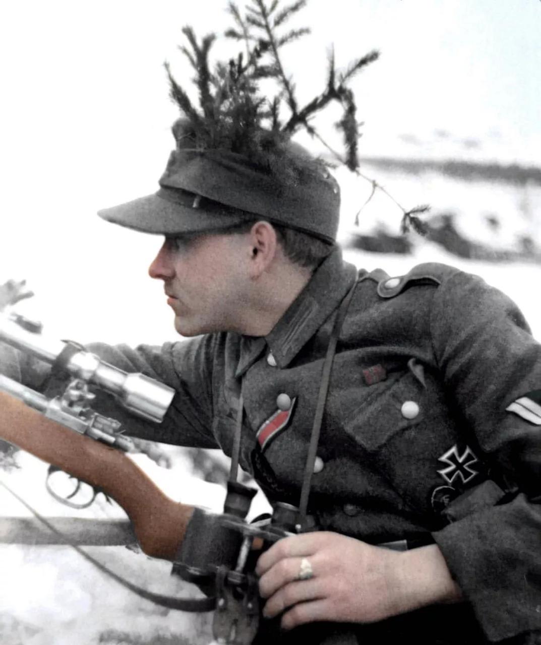 百家号星火计划# 二战德军一名狙击手卧在雪地里,眼睛盯着前方仔细