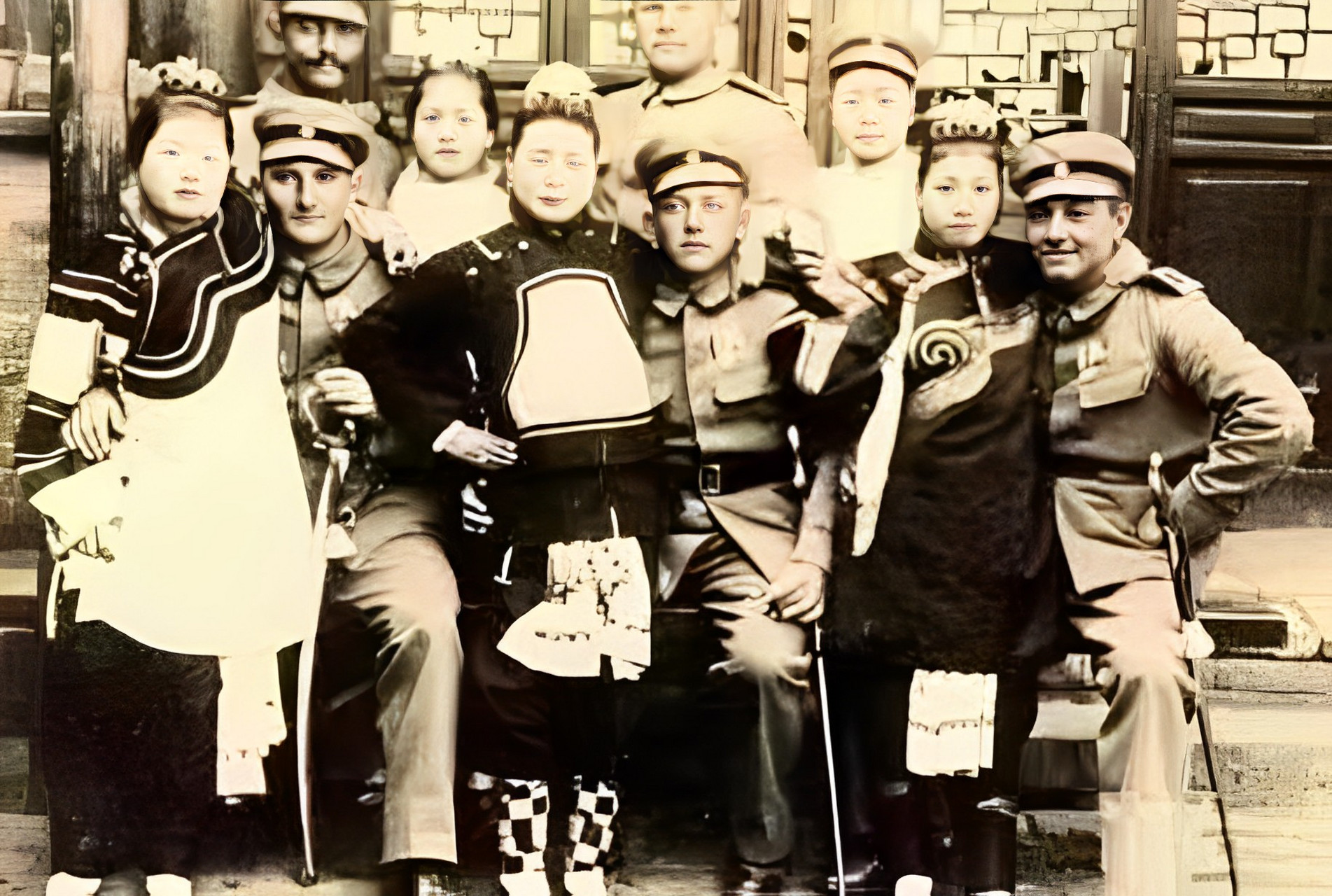 三张照片揭露了八国联军的暴行,他们用铁链拴住男人走在街上游行,这铁