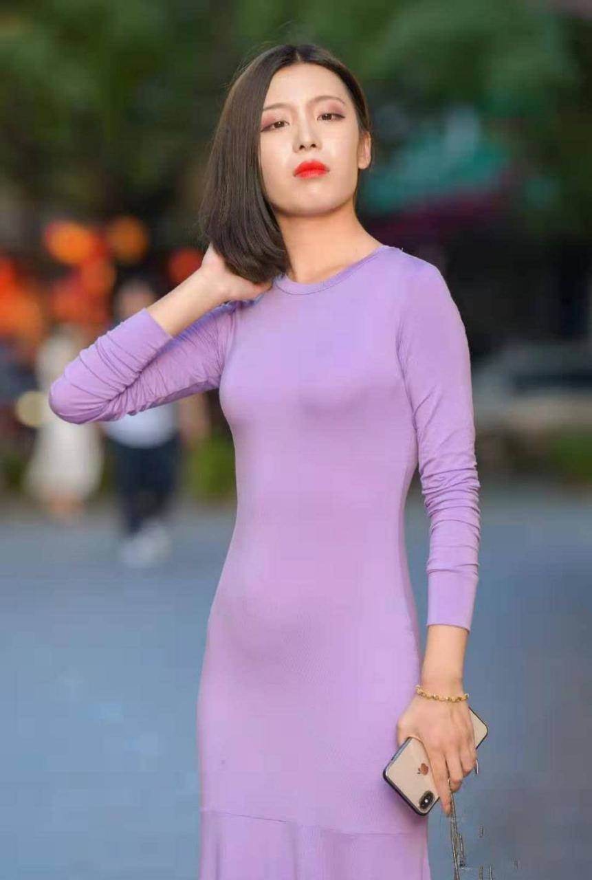 街拍时尚美人紫色连衣裙娇媚动人