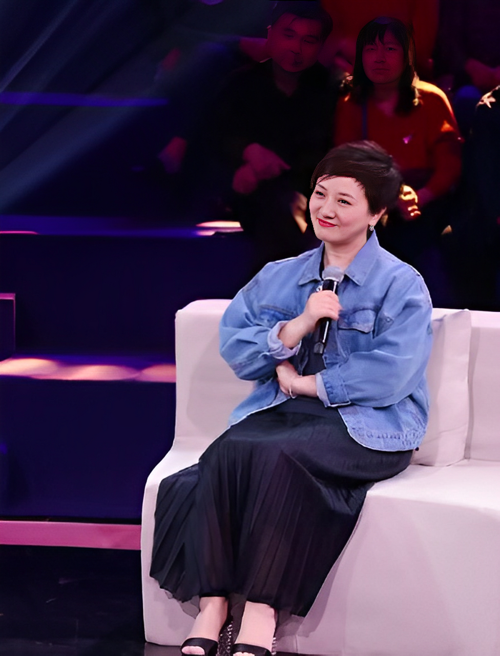 俗话说中,美人多年不败,邓婕已不再是少女!但依然妩媚动人!