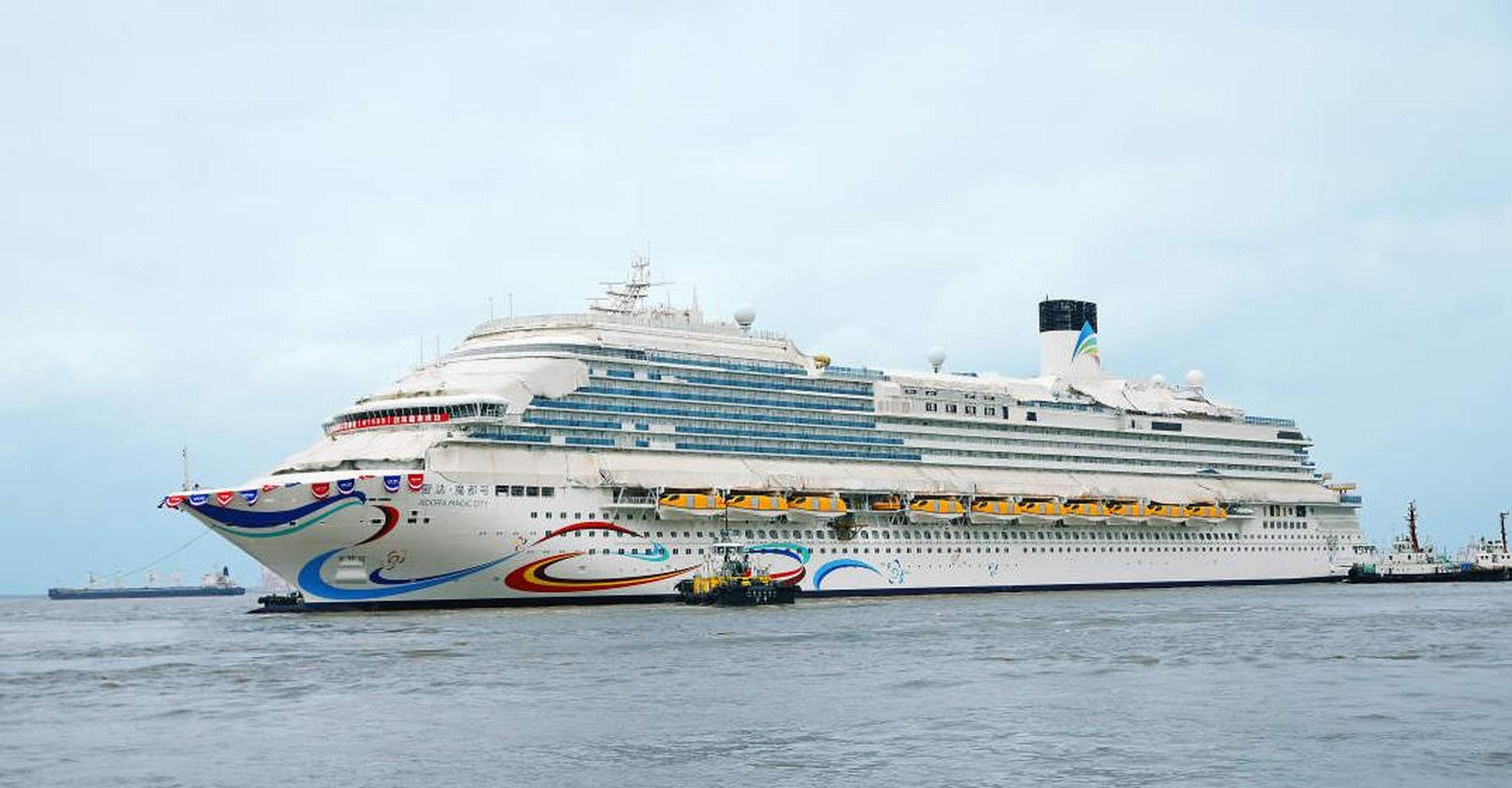 今天,我国首艘国产大型邮轮"爱达99魔都号"首次试航.