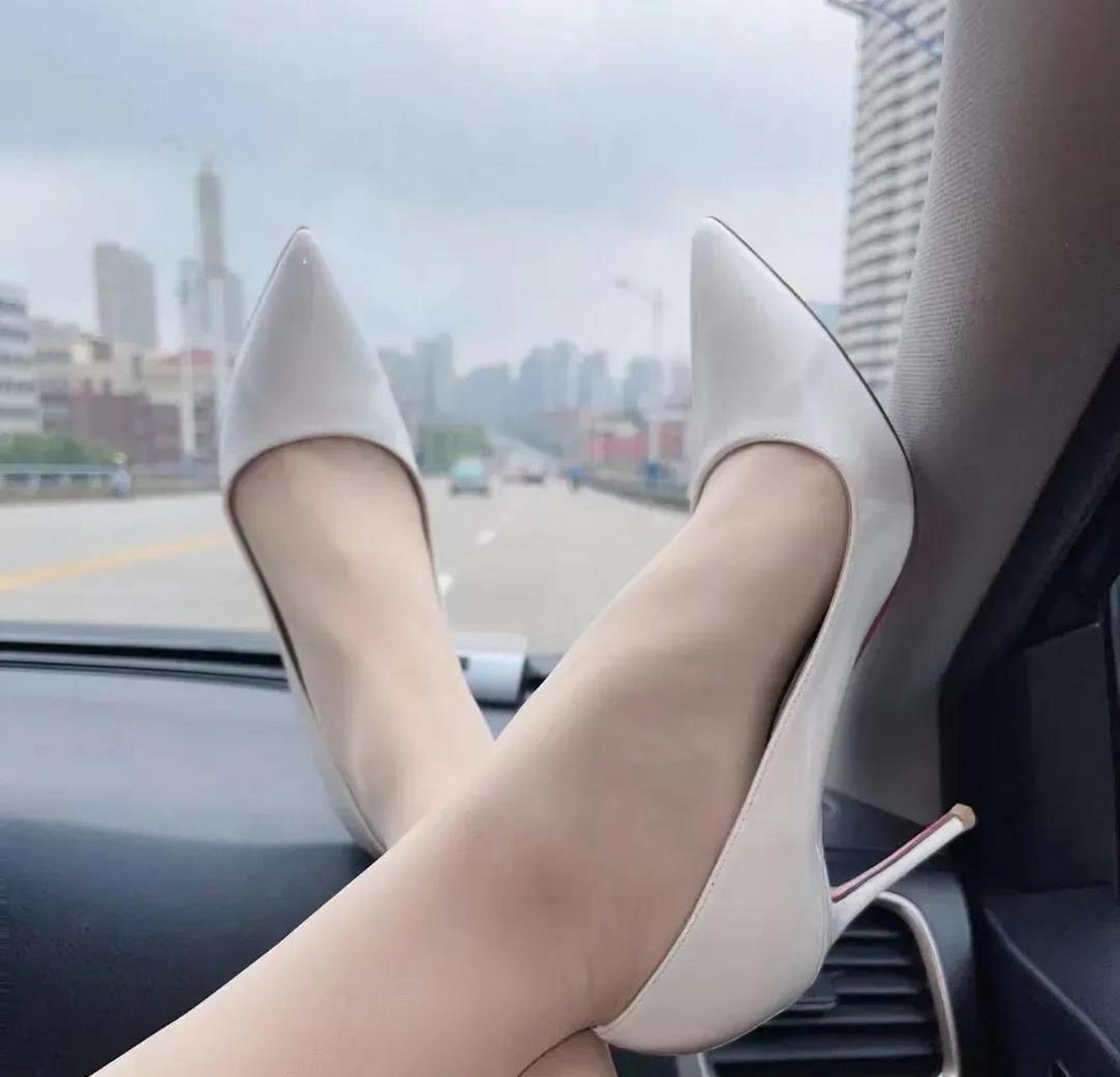 副驾上的高跟