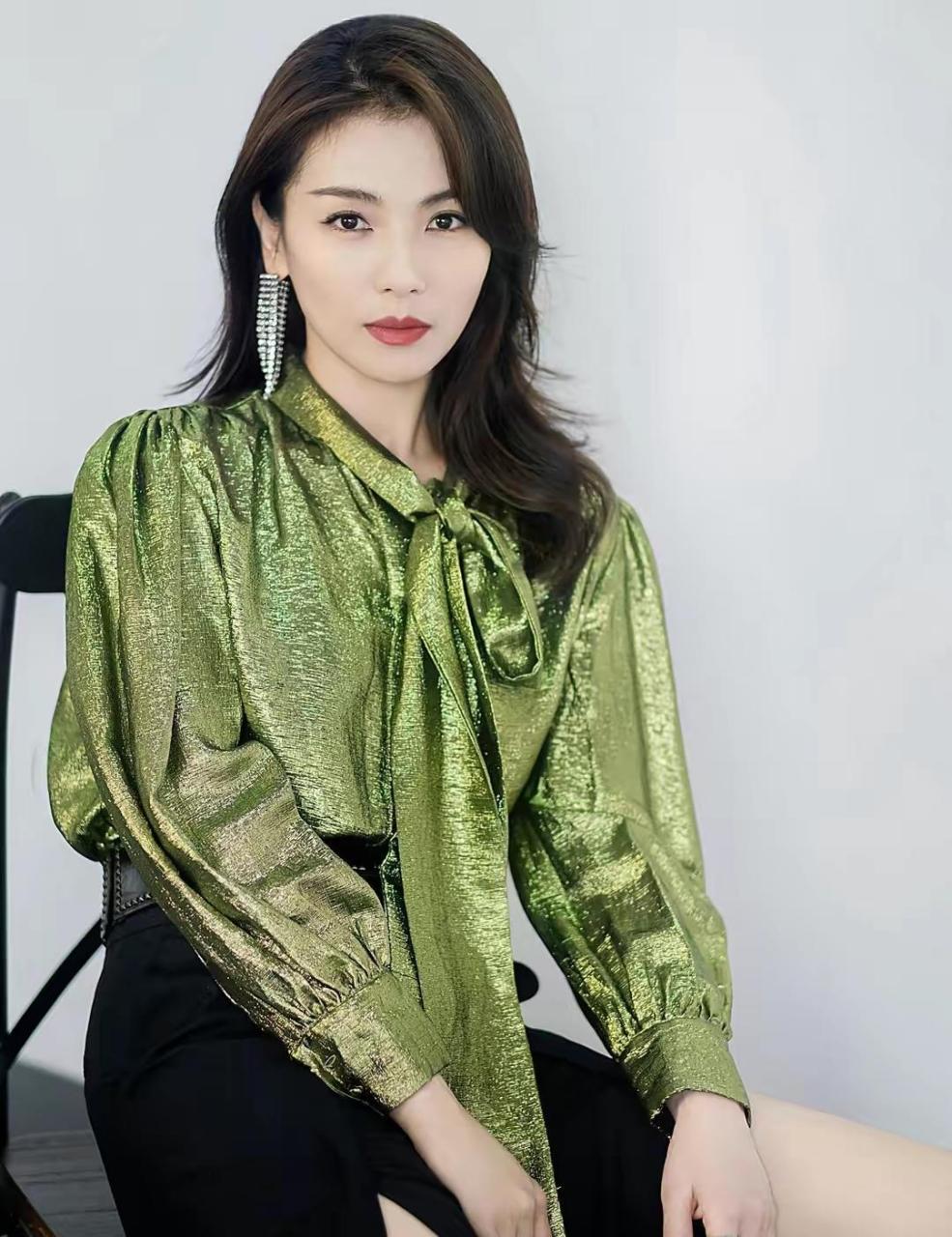 网友:气质女神刘涛脚踩尖头高跟鞋性感极了