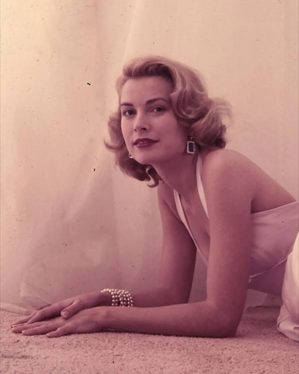 拥有金色卷发的格蕾丝凯莉,眼眸里流转着温柔与精致,她的美大气而平和