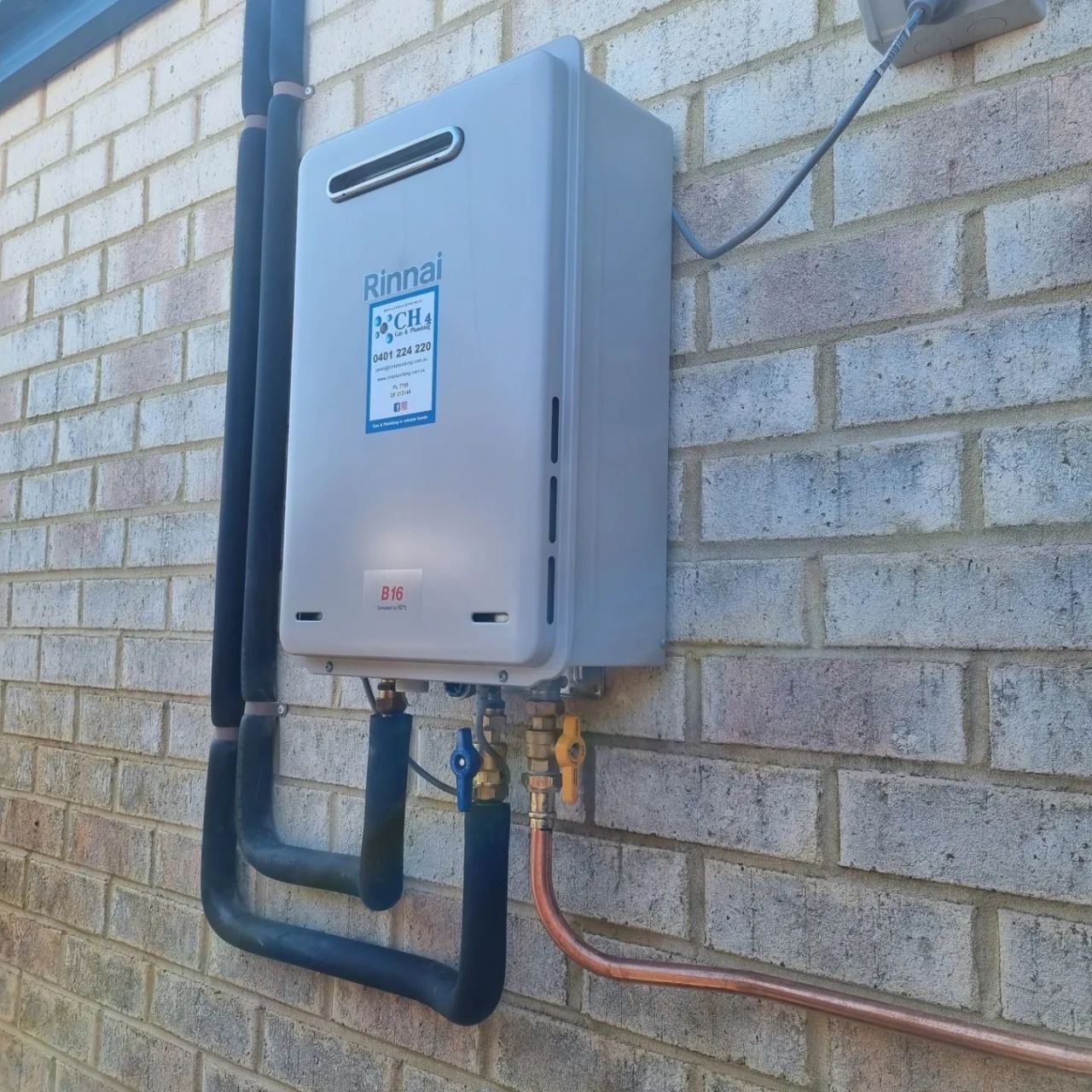 日本燃气热水器,感觉安装在室外很普遍,看这铜管,做工用料还是很扎实