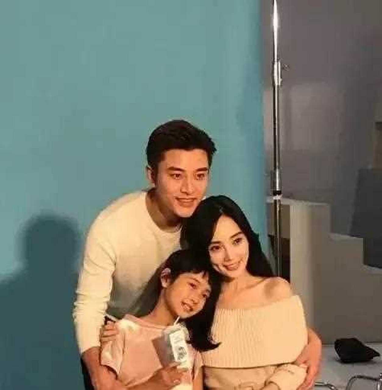 被妈妈张伟欣发现后,对她说:敢抽烟就把你从12楼扔下去,李小璐一直没