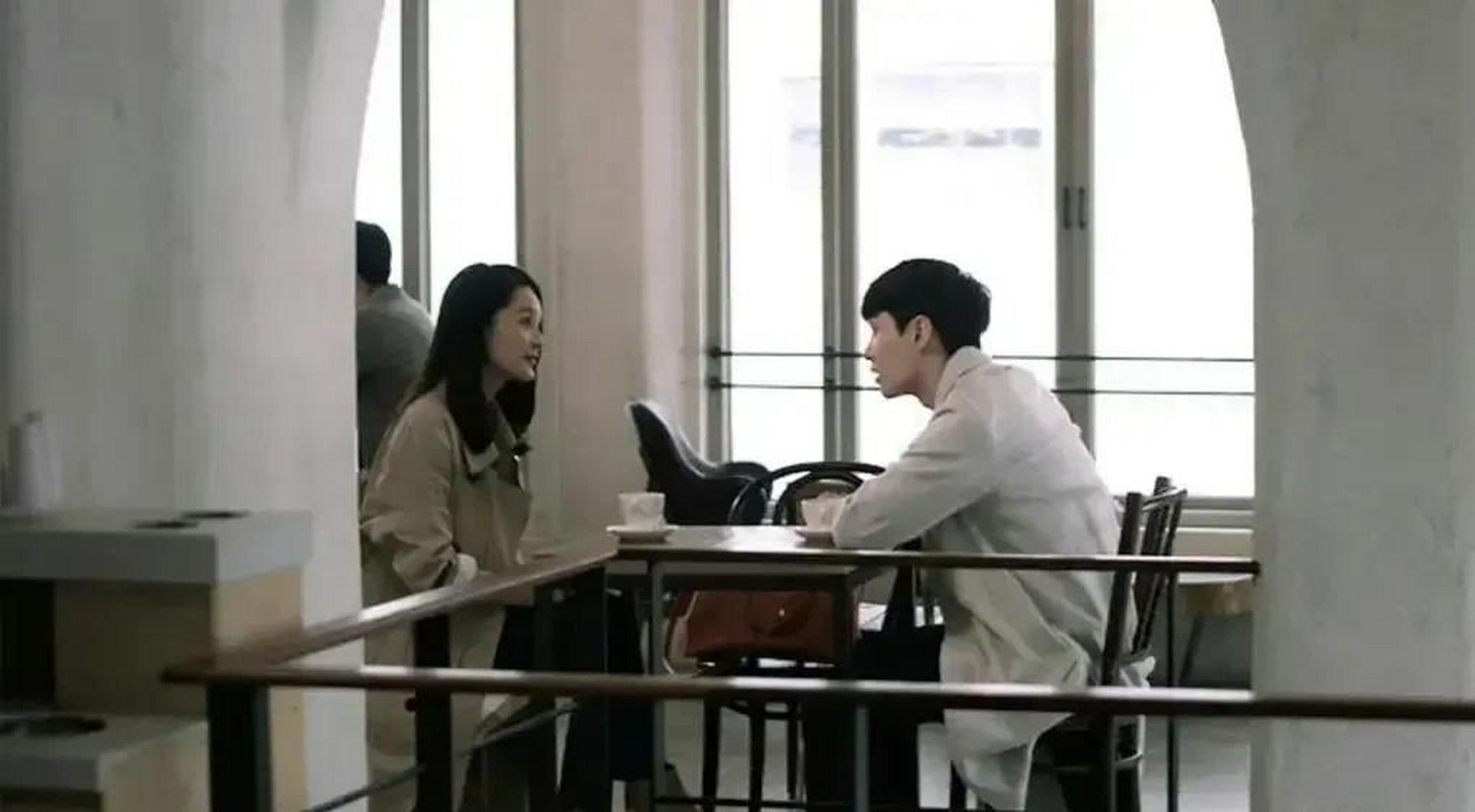 近日张艺兴李沁被拍到牵手逛街,疑似恋情曝光.