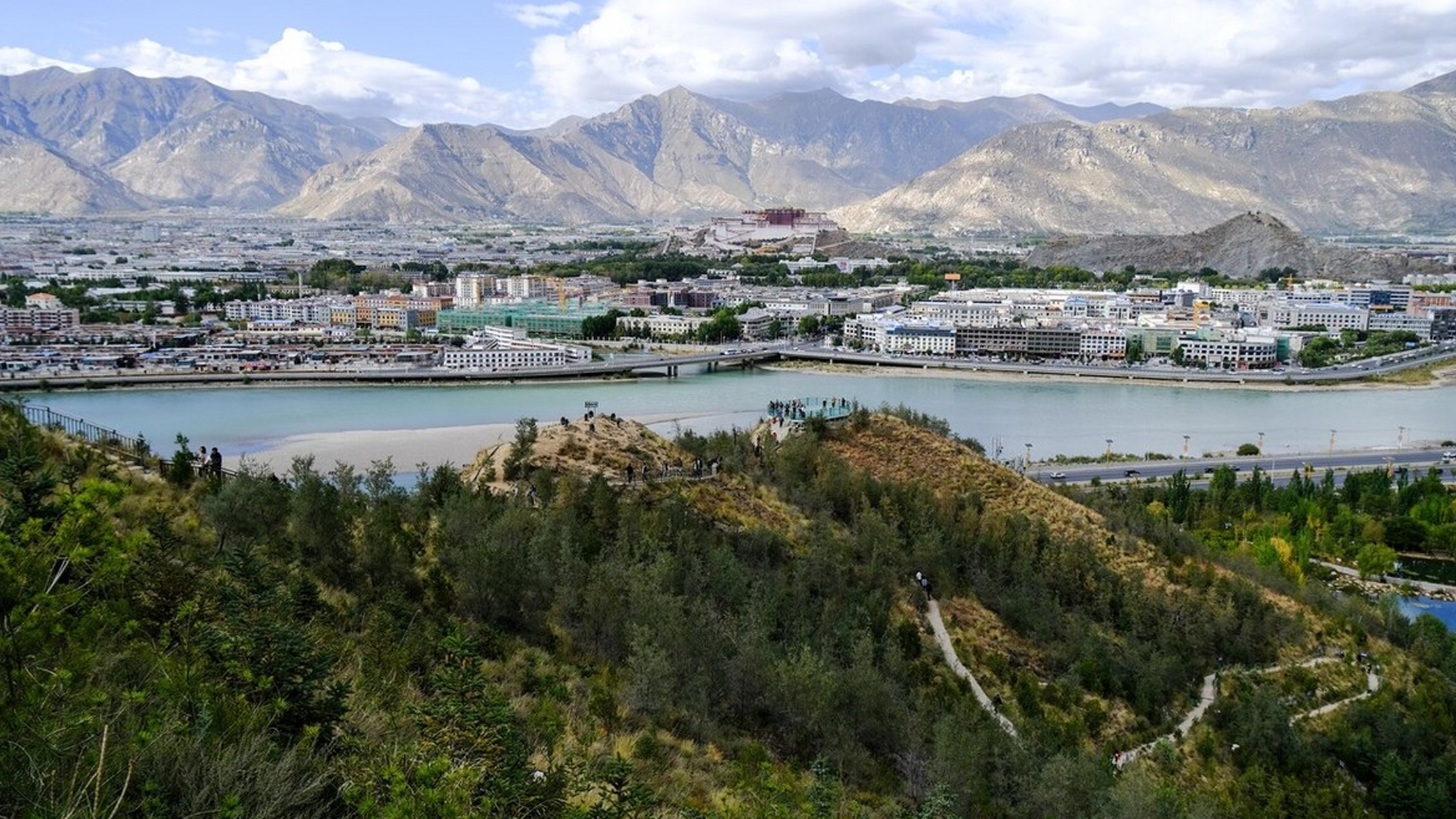 拉萨市南山公园在政府大力打造下,不仅种植了茂密的树林,还修建了一条