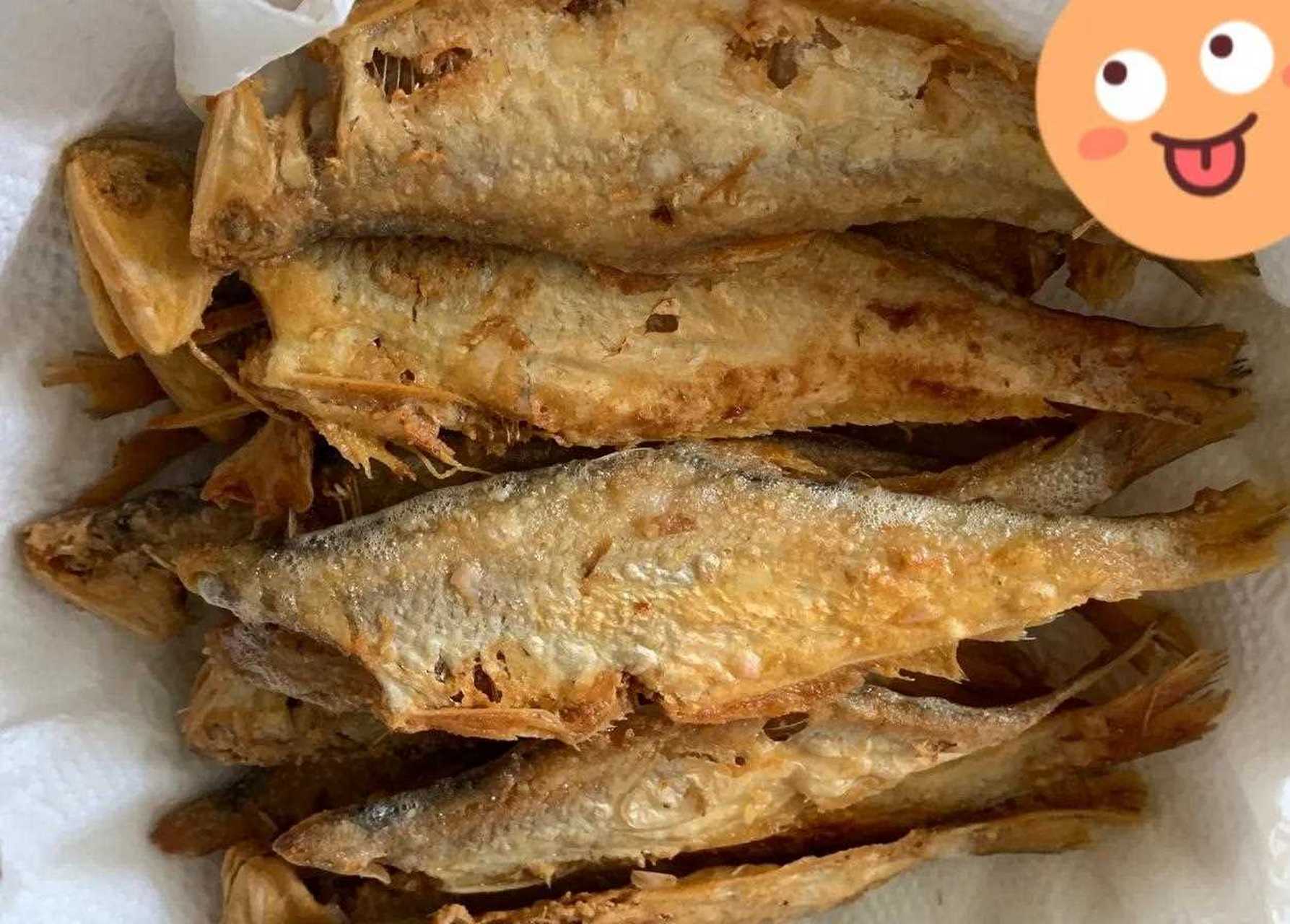 金黄酥脆的黄鲫子鱼[嘘] 出锅啦 味道很鲜美[呆] 除了中间的大刺剃掉