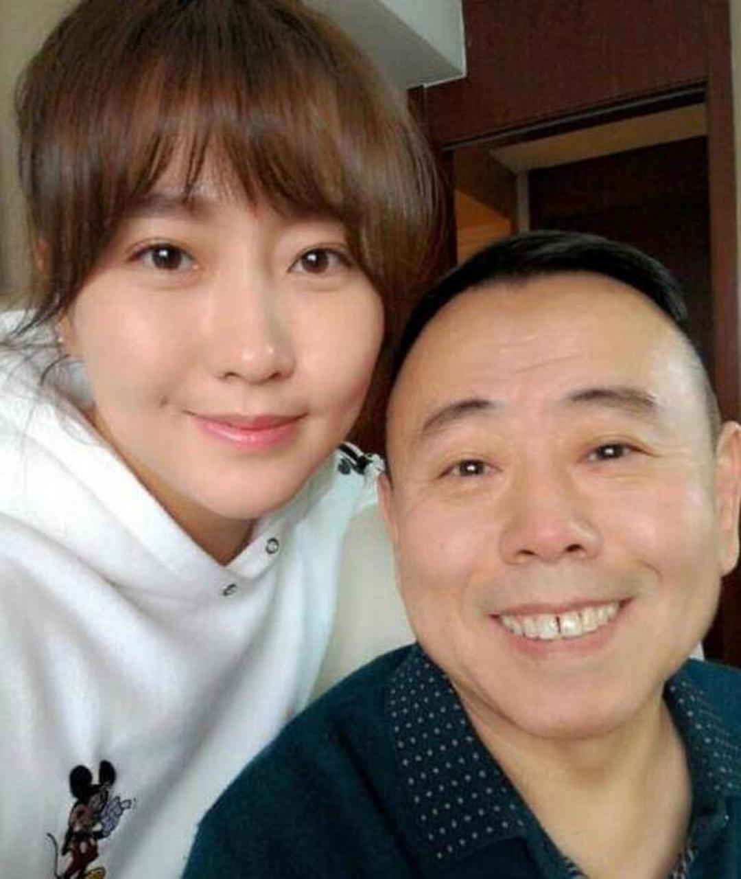 2012年,身价10亿的石磊娶了潘长江的女儿潘阳.