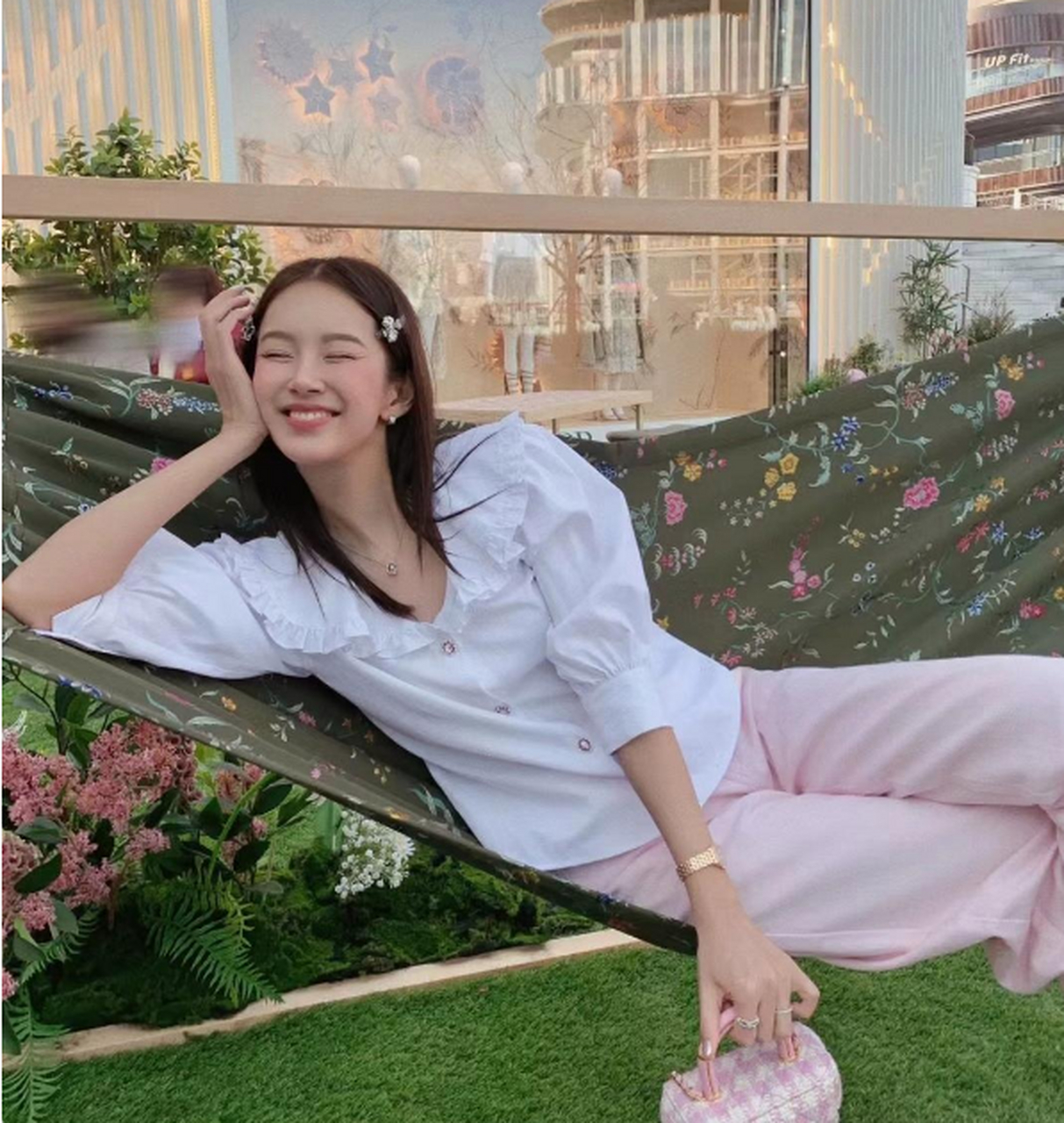 张子萱拿着巧克力冰淇淋自拍,粉白搭配清新甜美,连拍照都在努力扮可爱